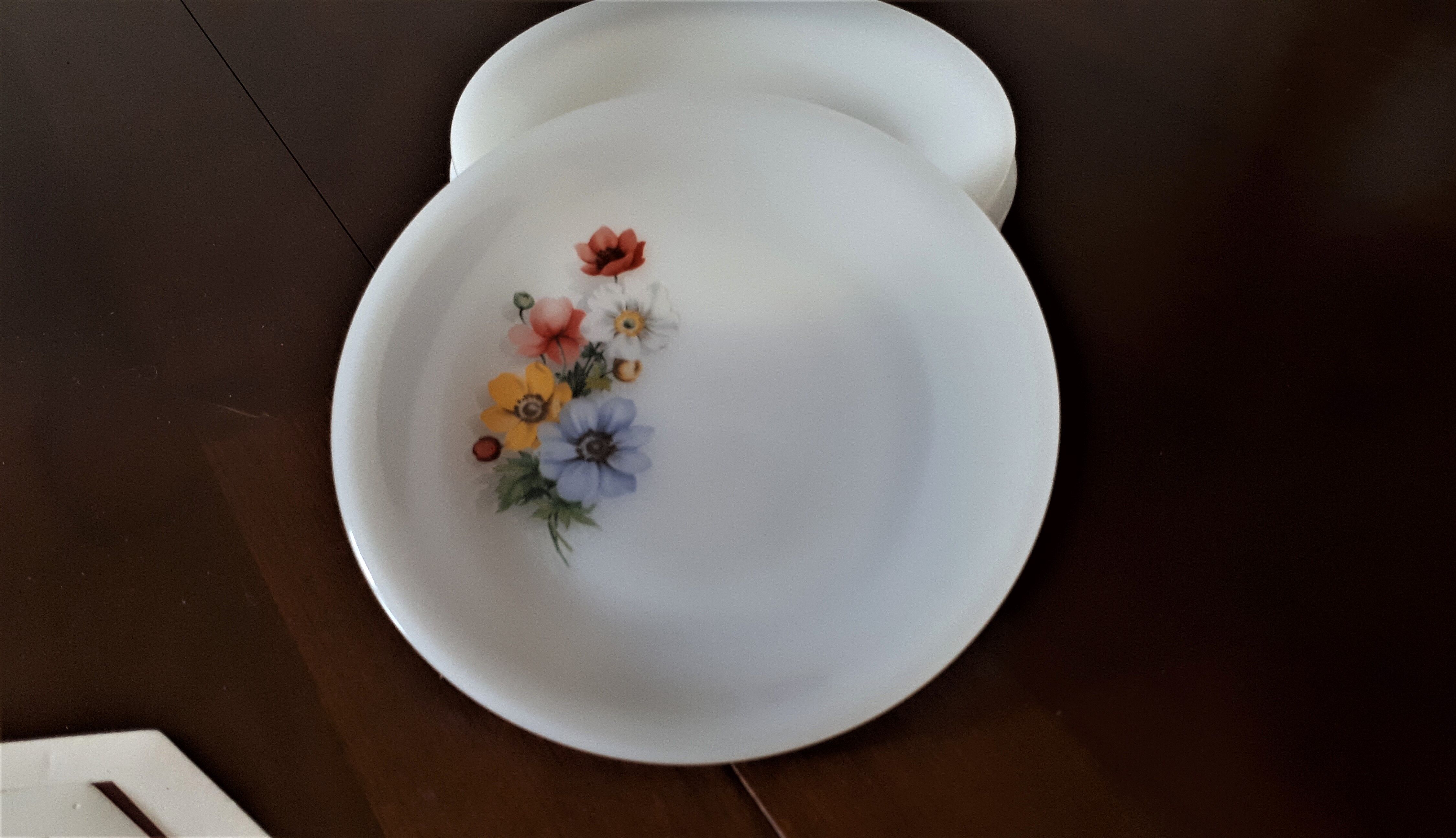 Set of arcopal dessert plates