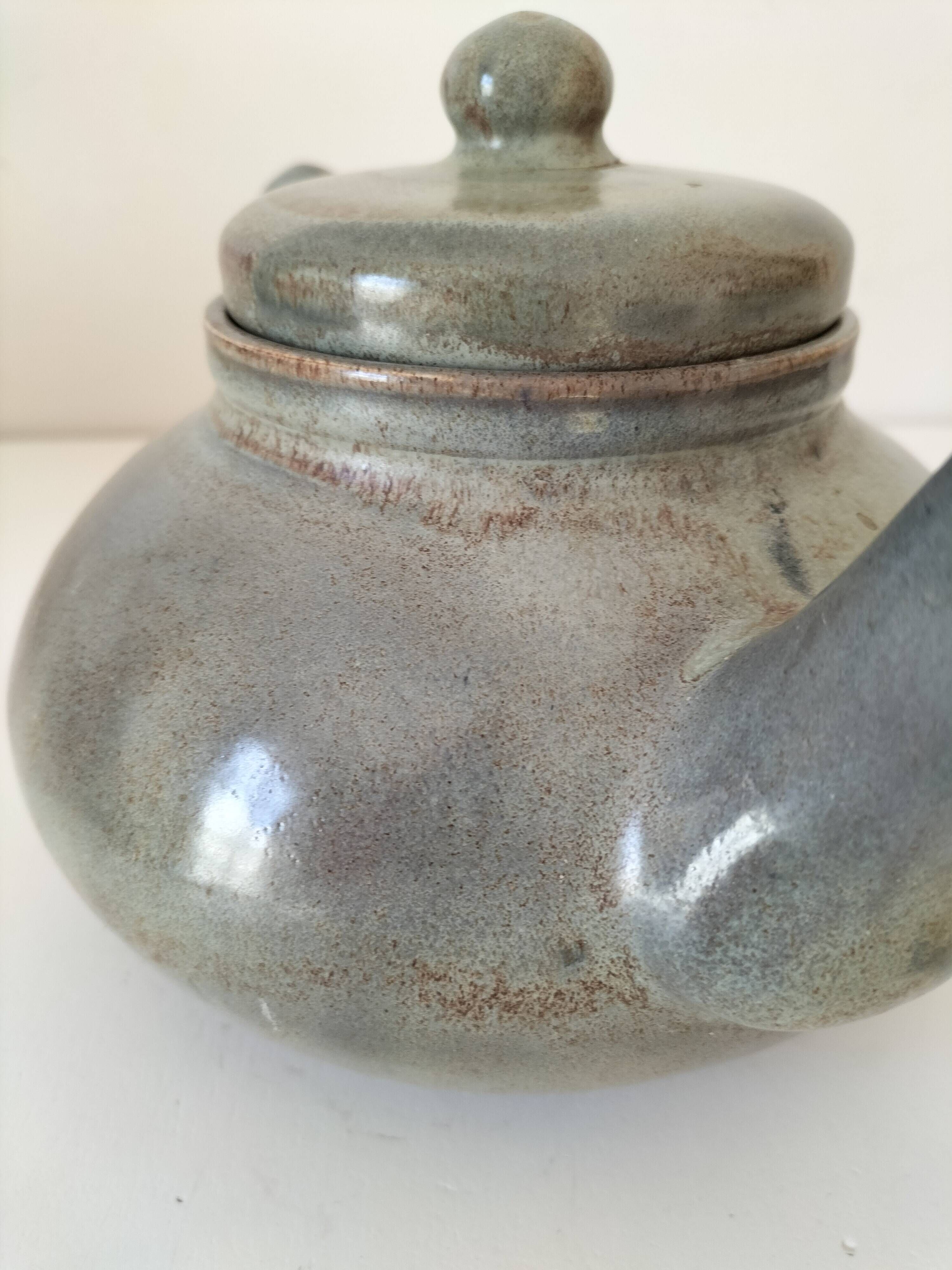 Grande théière artisanale en céramique émaillée vert céladon