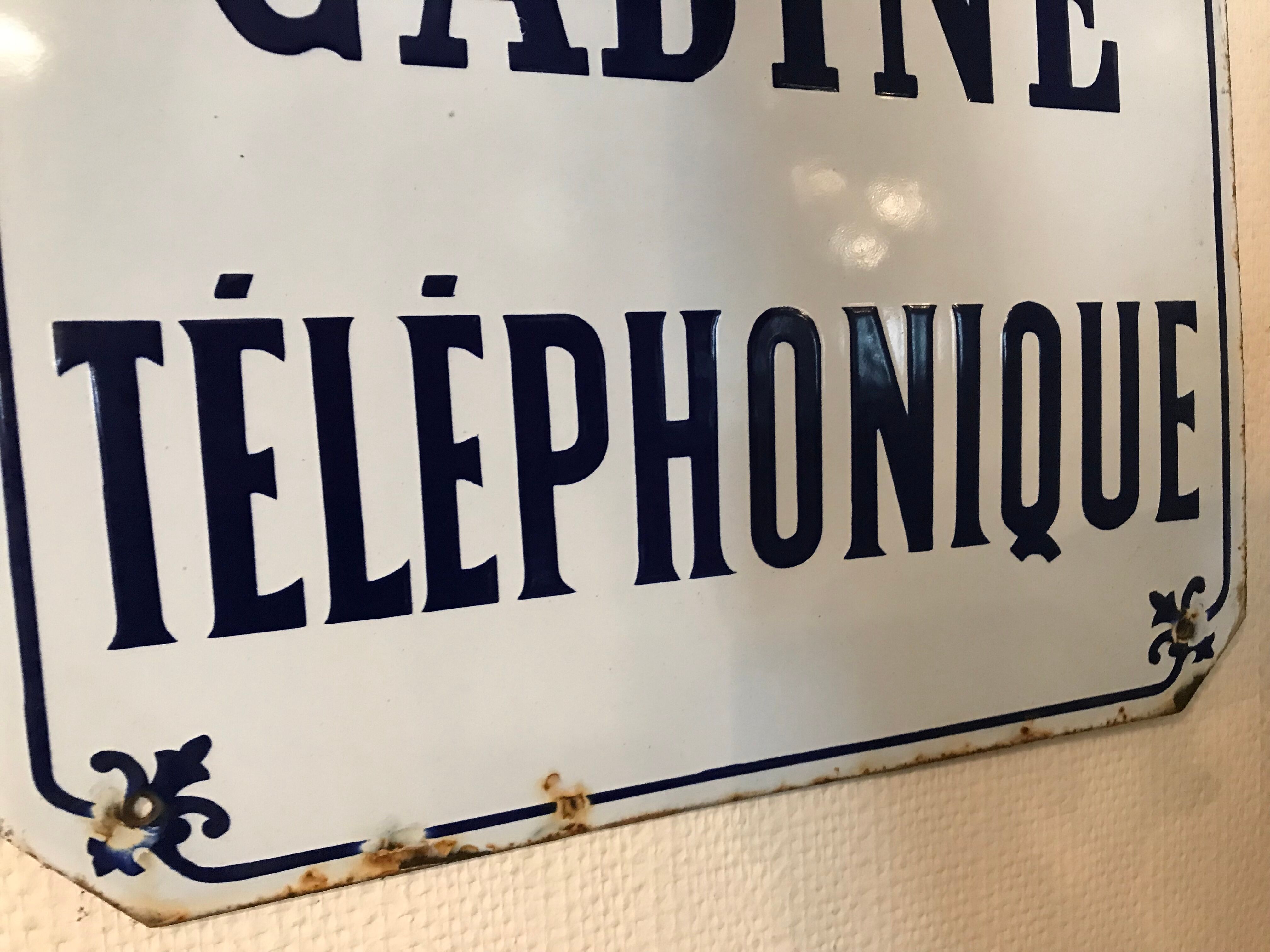 Enamelled telephone booth