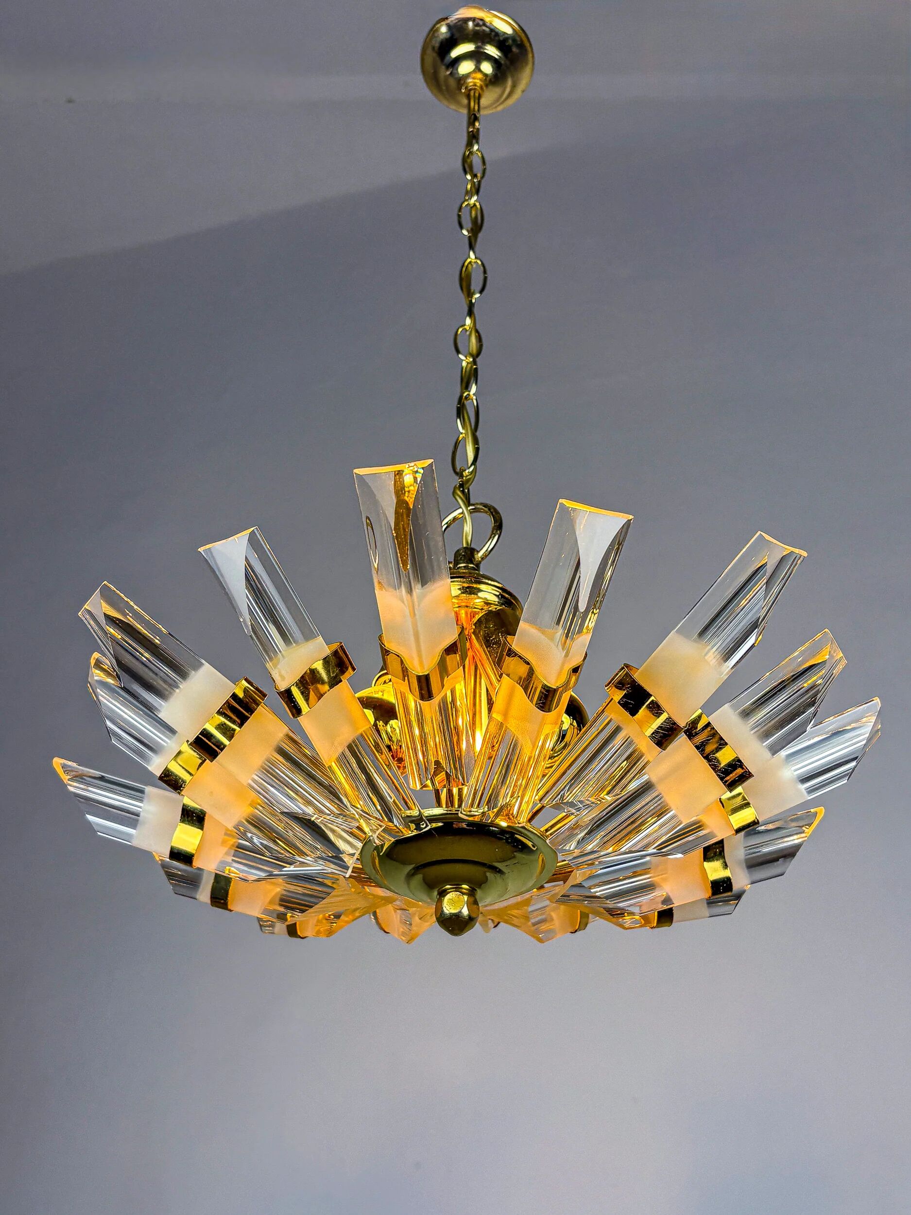 Lustre en forme de soleil par Oscar Torlasco pour StilKronen, en verre de Murano taillé, Italie années 1970.