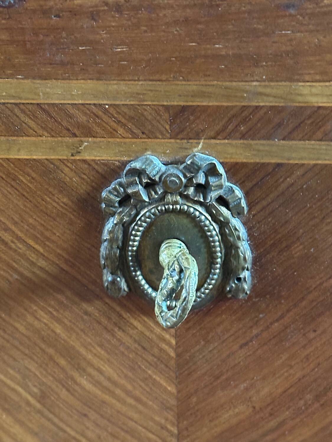 Louis XVI style chest of drawers, spinning top legs - transition style marquetry