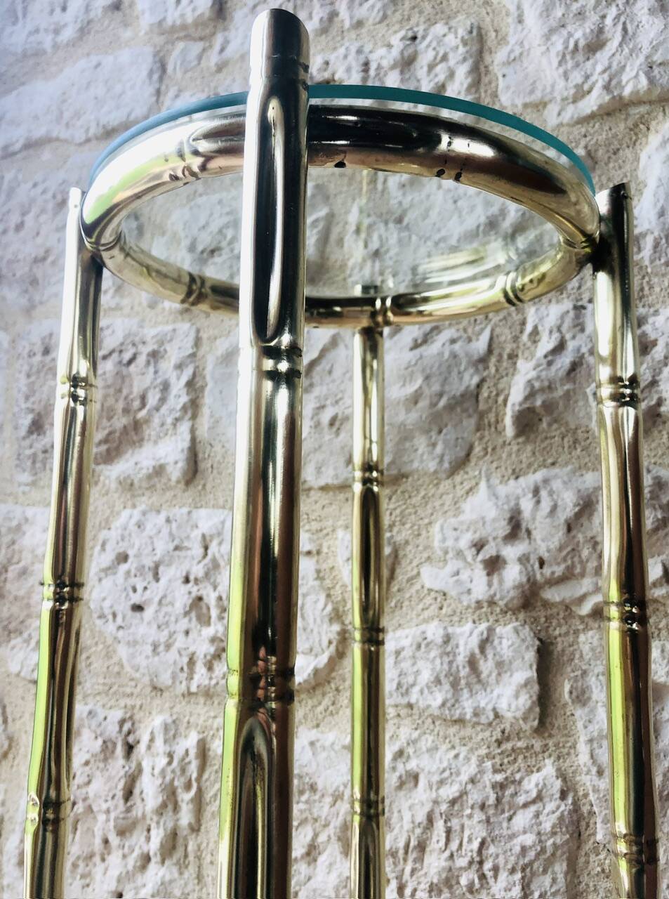 Vintage faux bamboo pedestal table in brass with 2 glass shelves