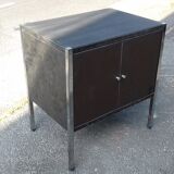 Meuble industriel genre buffet vers 1960 en acier poli et vernis mat
