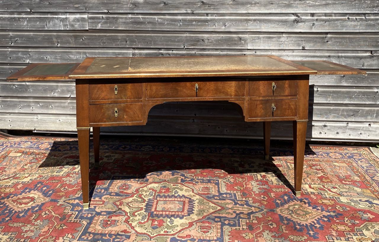 Bureau plat en acajou de style Louis XVI XIX eme siècle
