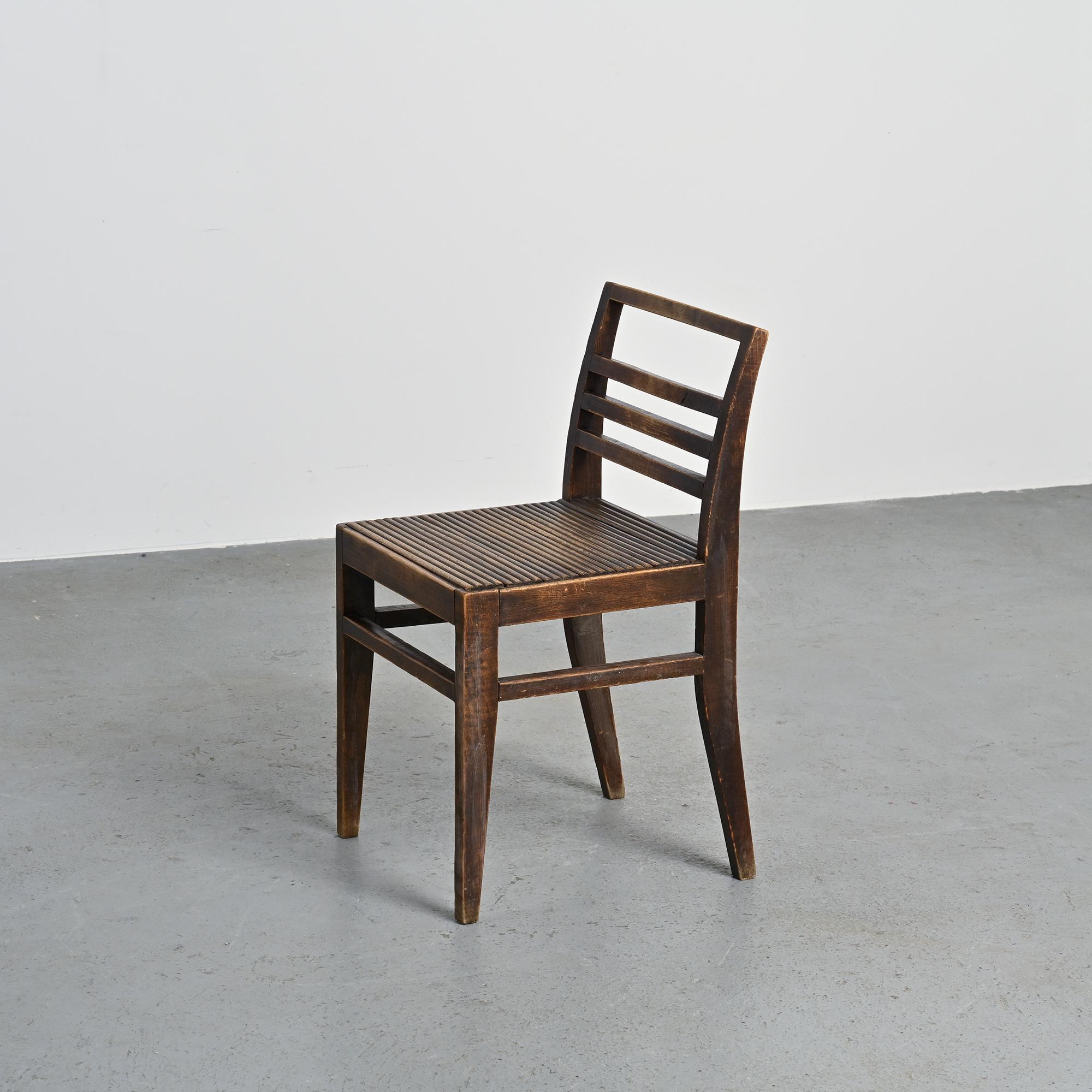 Paire de chaises 103 en hêtre teinté par René Gabriel, circa 1943
