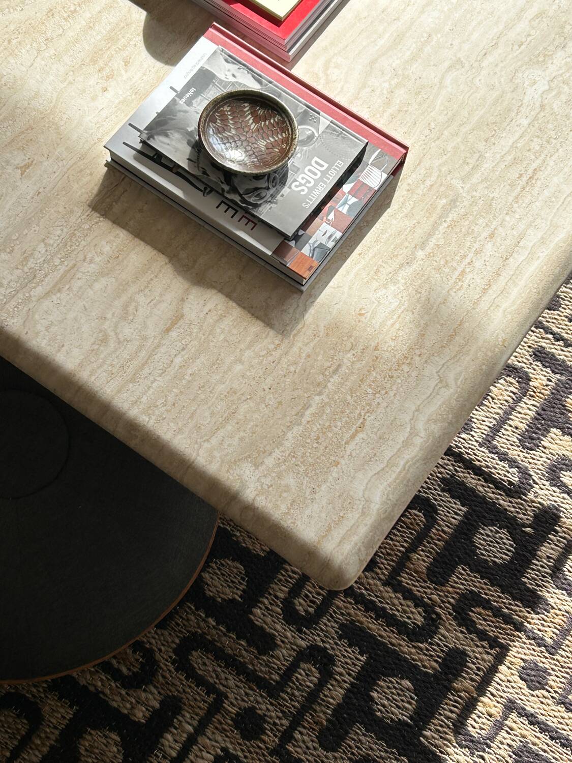 Table basse italienne en travertin du milieu du siècle