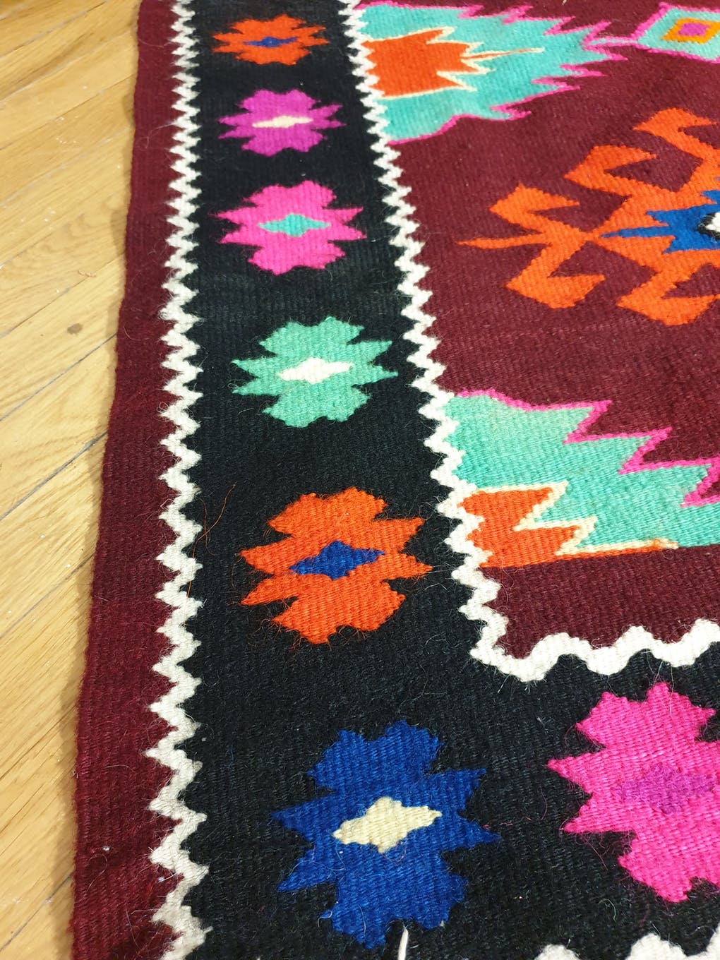 Tapis kilim brun et turquoise roumain avec des couleurs d'accent faites dans des maramures 140x190cm