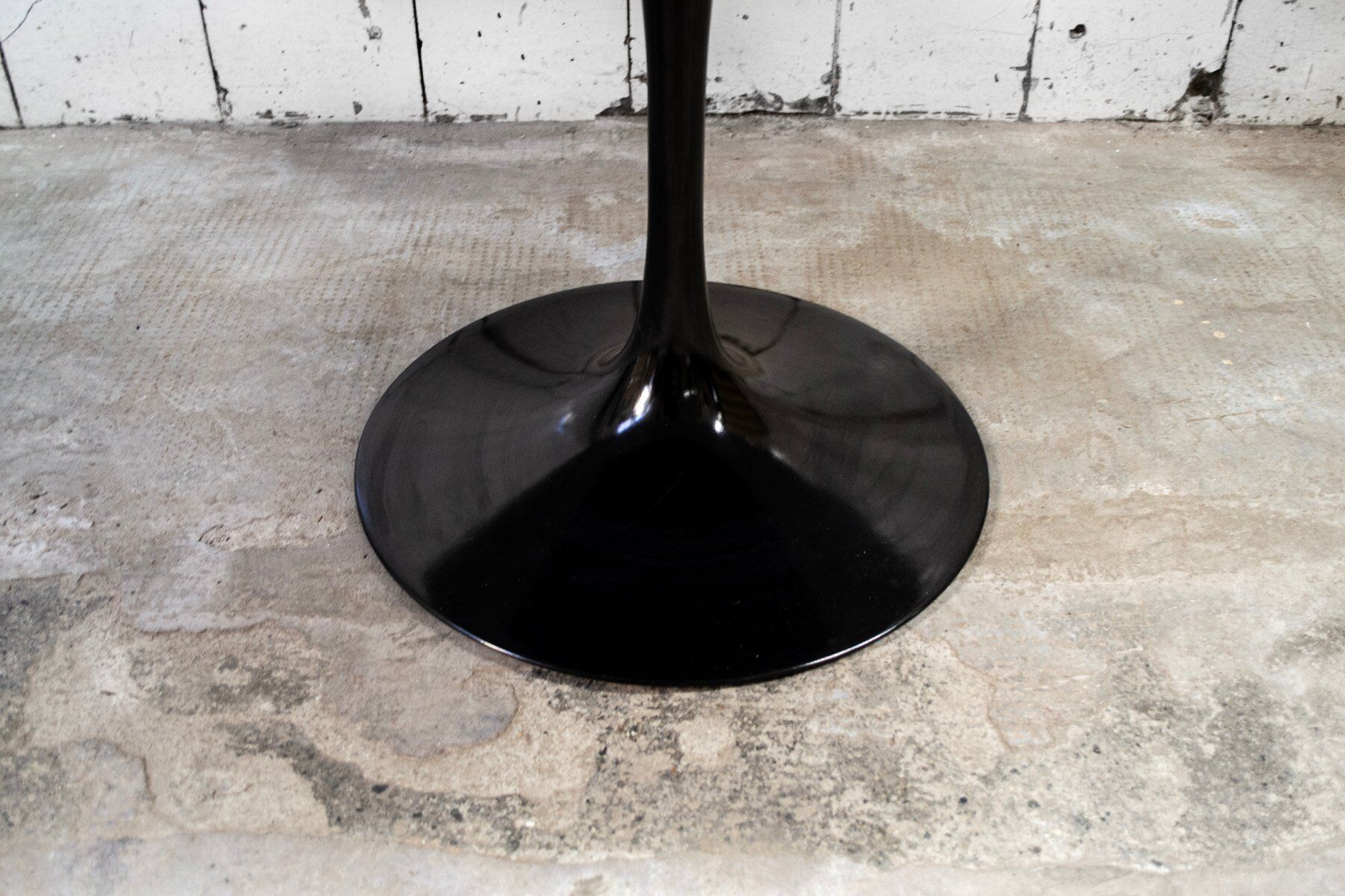 Tulip coffee table by Eero Saarinen for Knoll, 1980s.