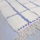 Tapis berbère marocain Beni Ouarain écru à motifs bleu 2,40x1,46m