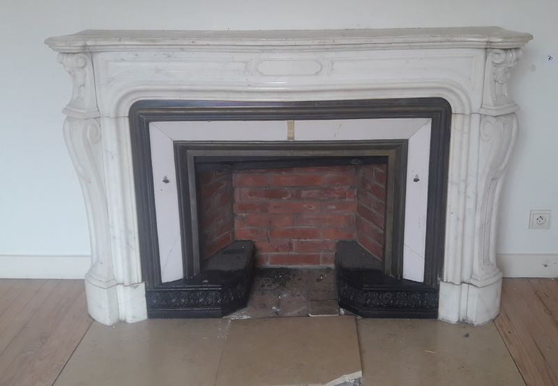 Fireplace XIX ° marble louis XV style with narrowed and floor slabs