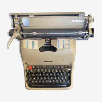 Ancienne machine à ecrire Olivetti