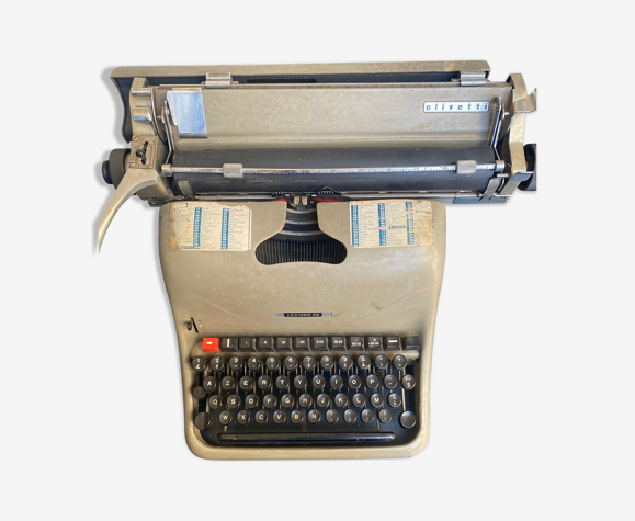 Ancienne machine à ecrire Olivetti