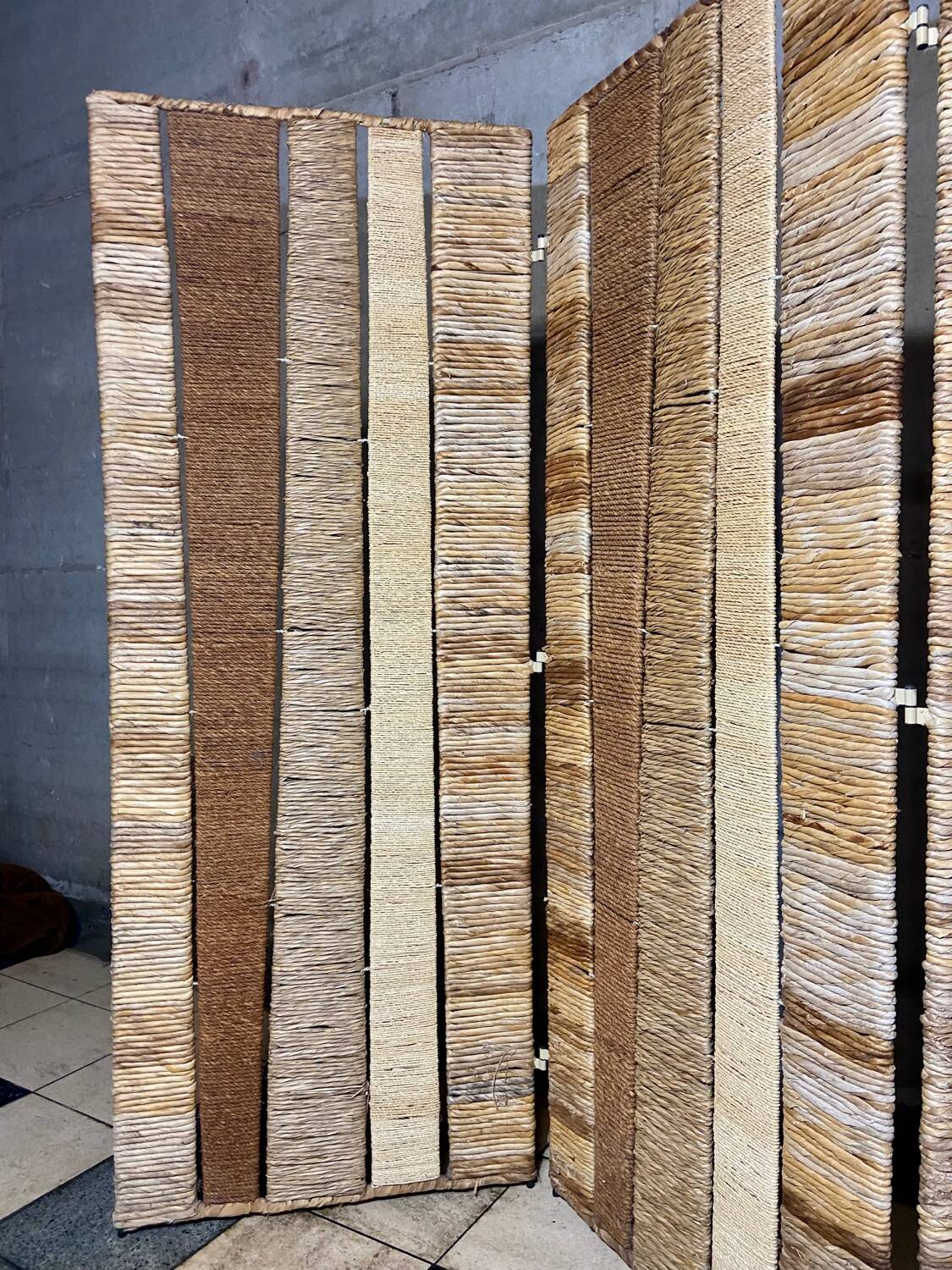 Vintage screen in straw and braided rope