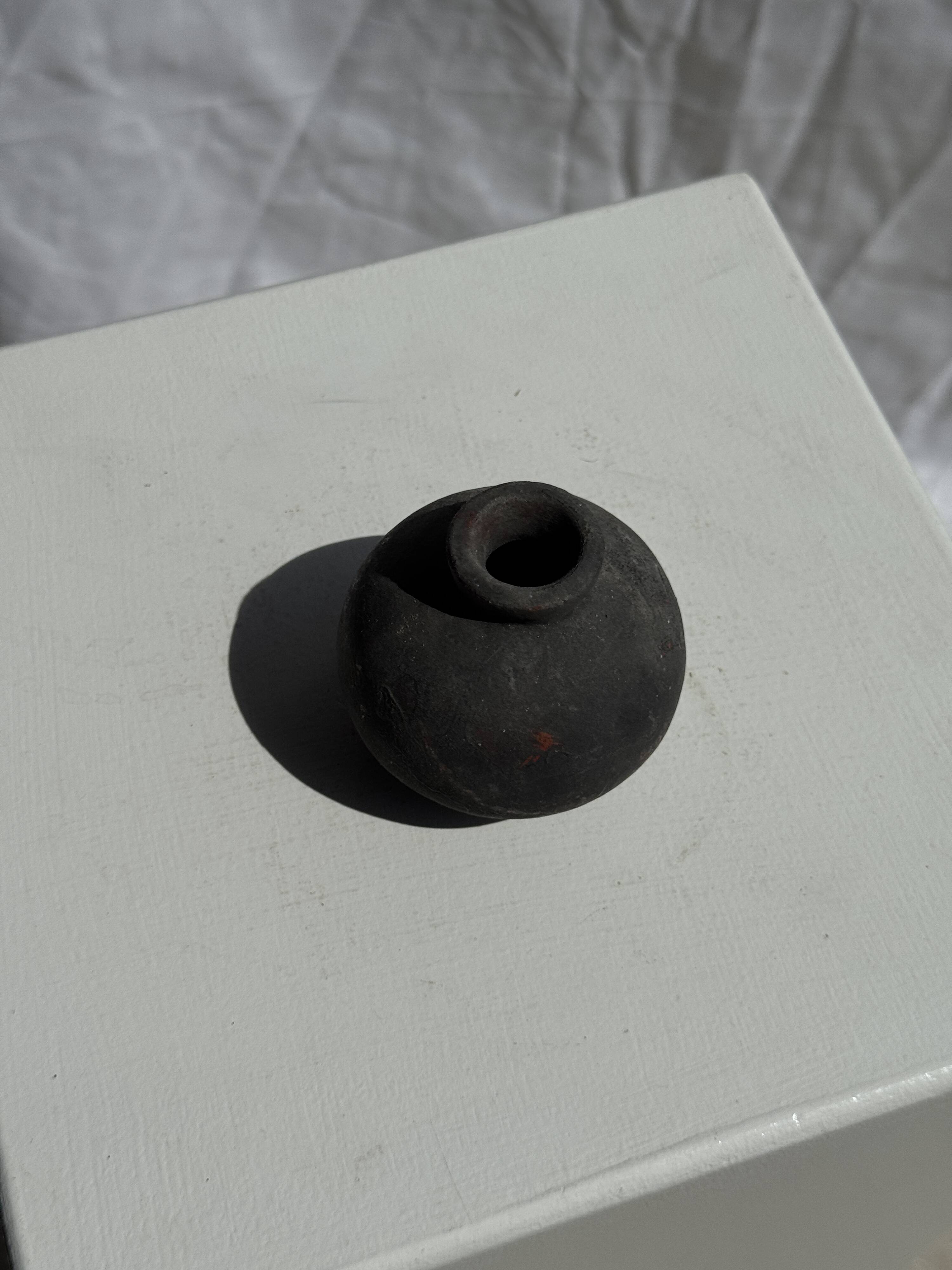 Minuscule black round pot in Indonesian terracotta H7 D7