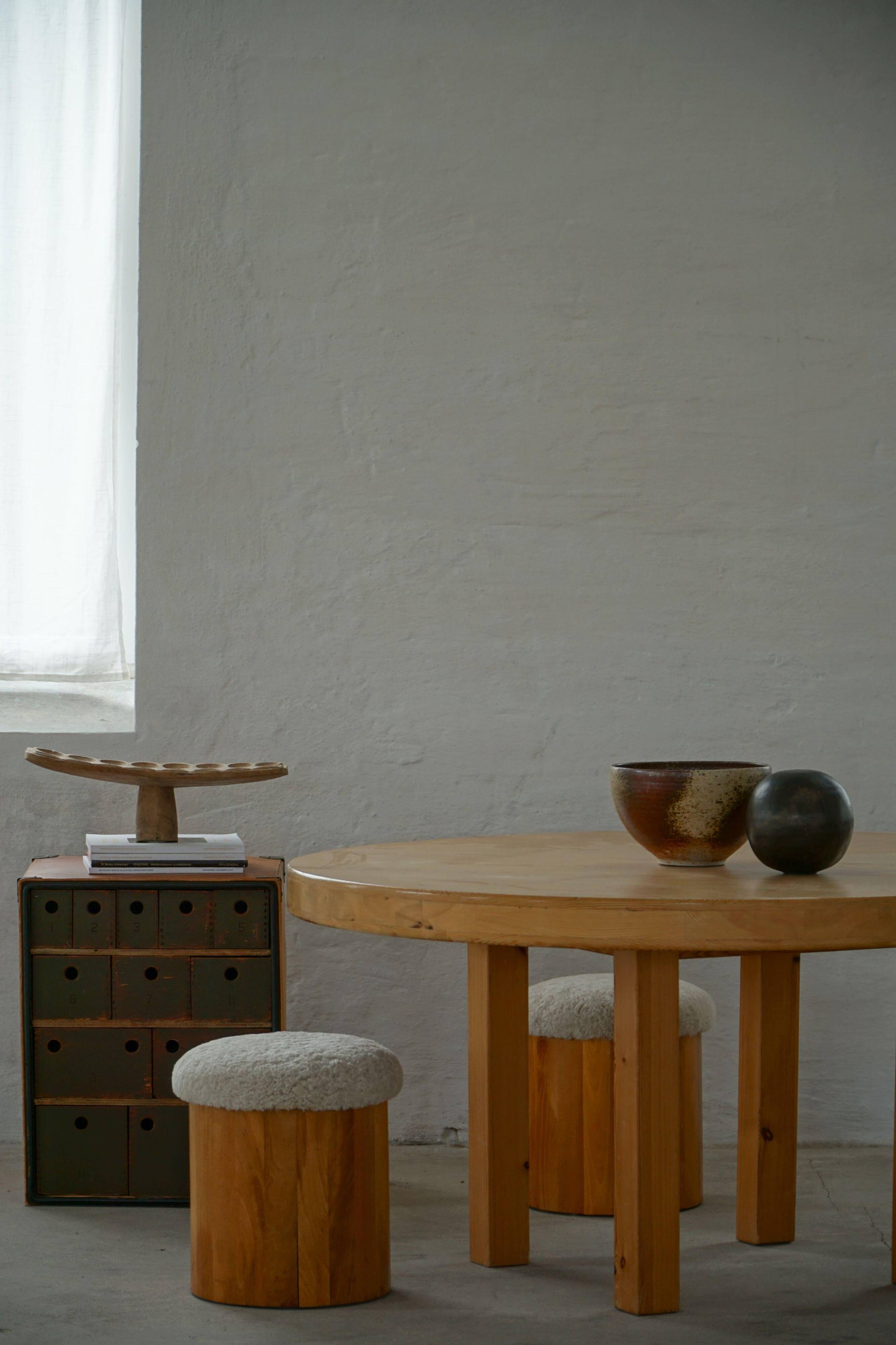 Vintage military-style trunk in leather and wood, late 20th century.