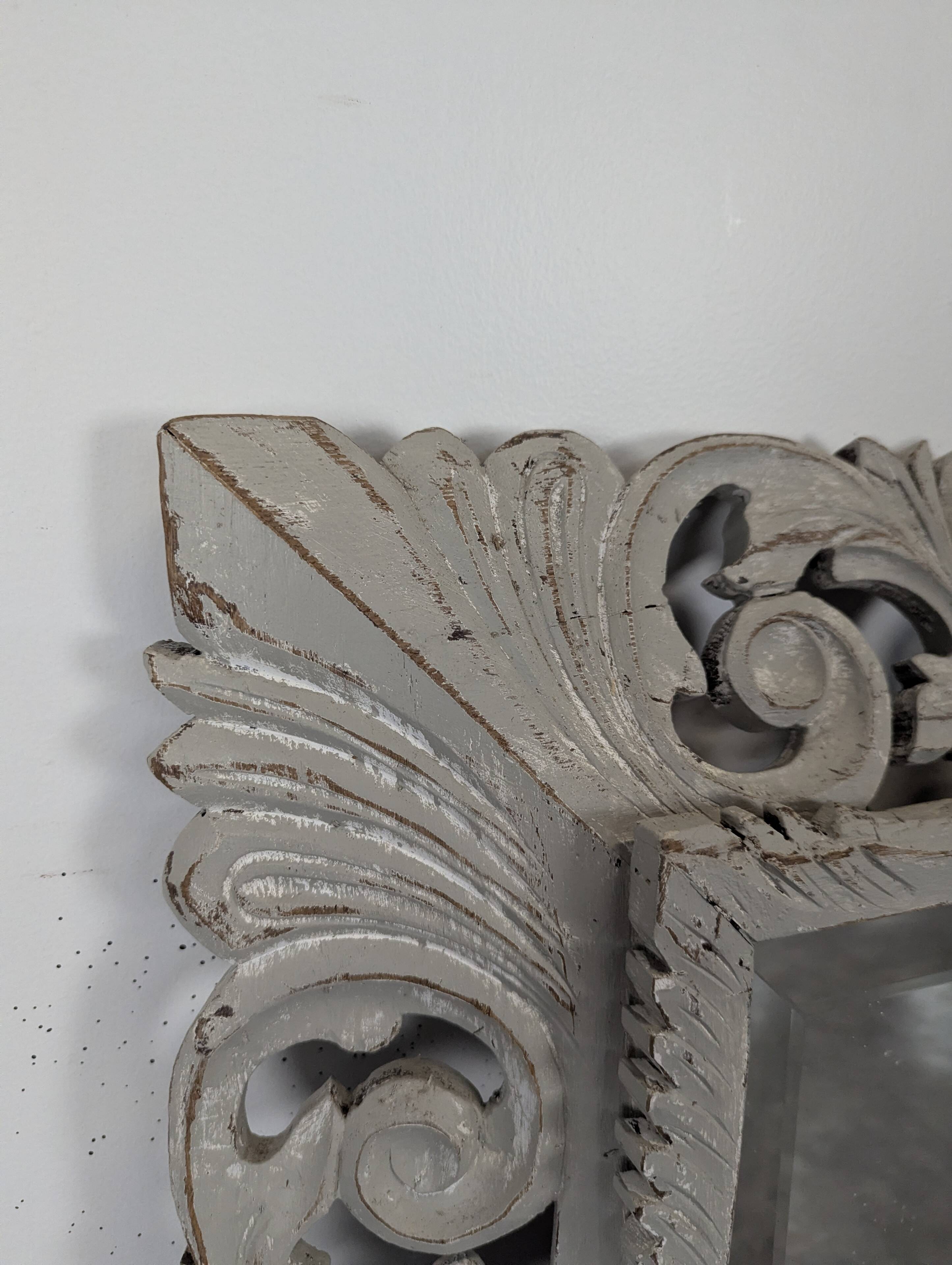 Miroir à cadre en bois sculpté ajouré patiné gris