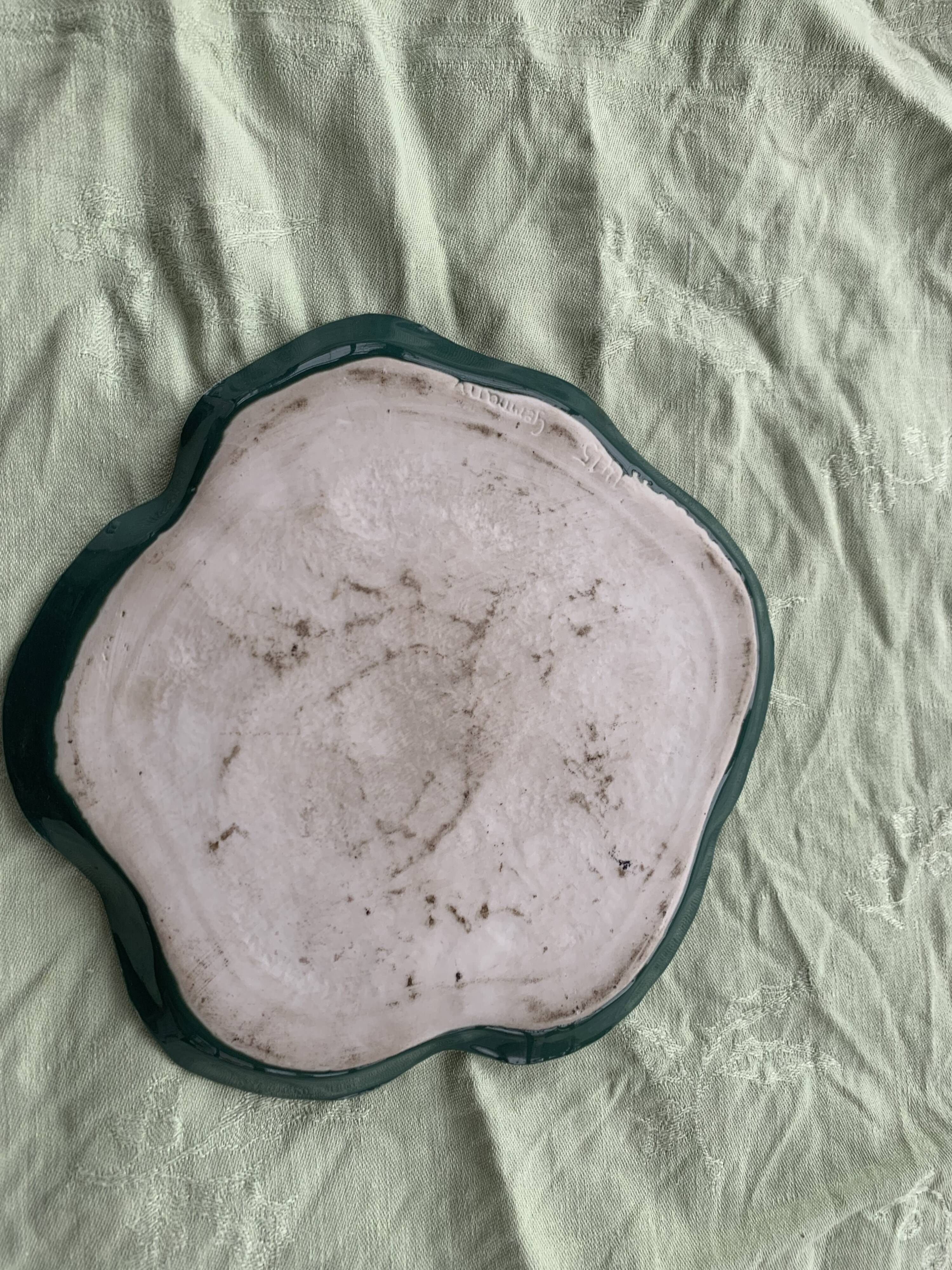 Two dishes empty pocket slurry, biscuits in the shape of vintage green leaf