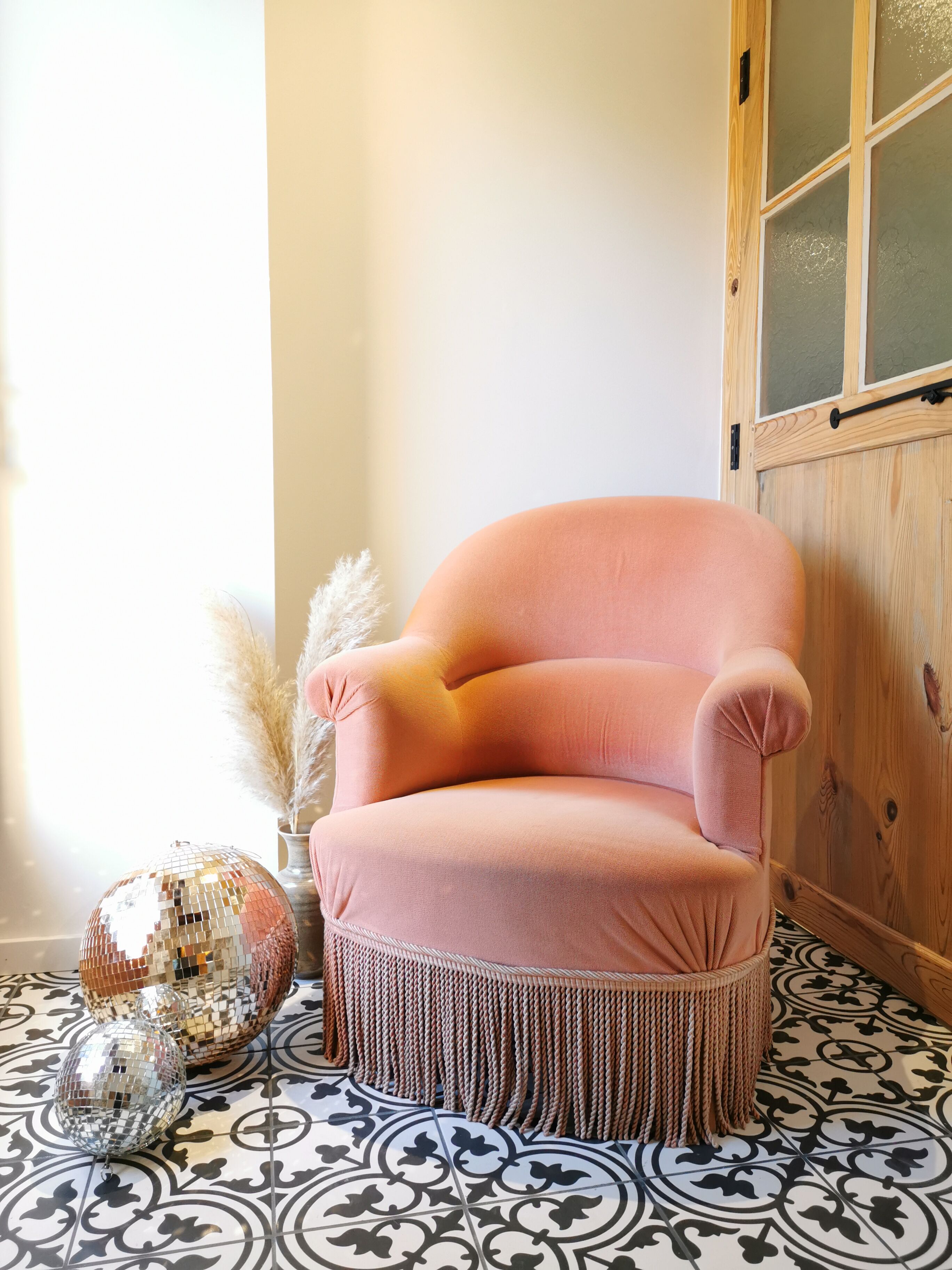Fringed toad armchair