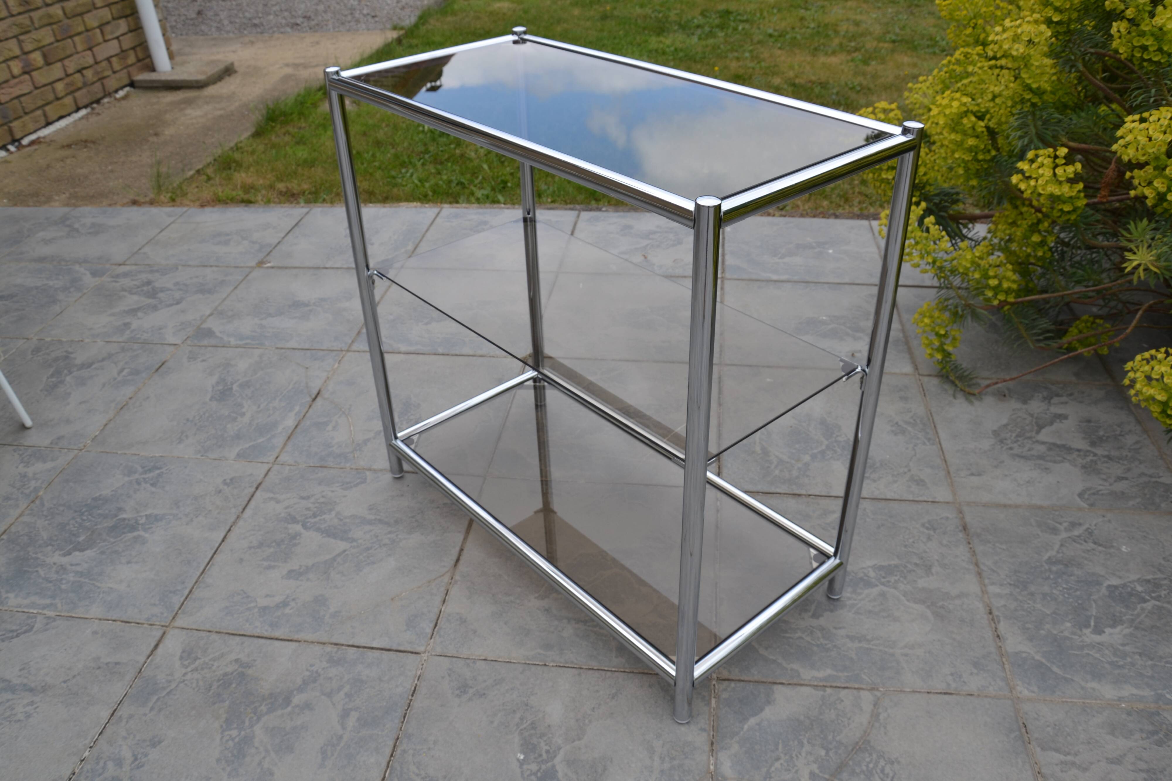Console/étagère sur pied en acier chromé et verre fumé