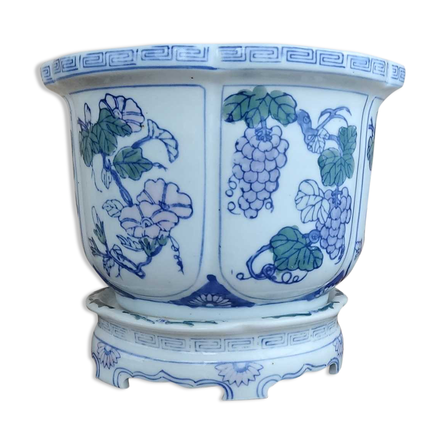 Chinese porcelain pot cover with its base