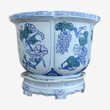 Chinese porcelain pot cover with its base