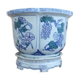 Chinese porcelain pot cover with its base