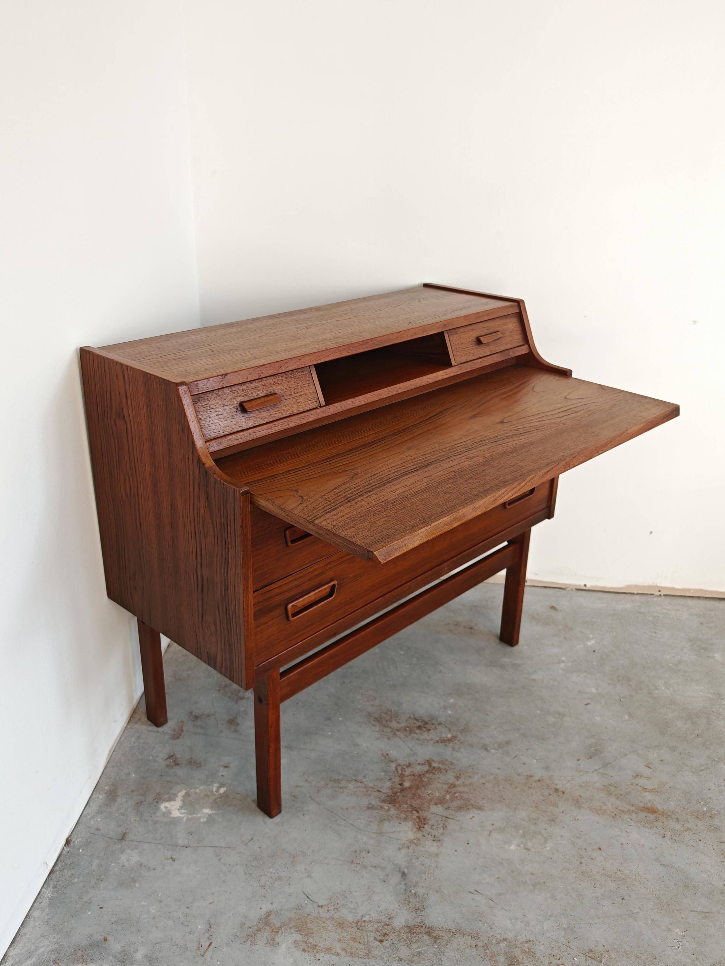 Bureau et commode Mid Century Modern par Arne Wahl Iversen 1960s