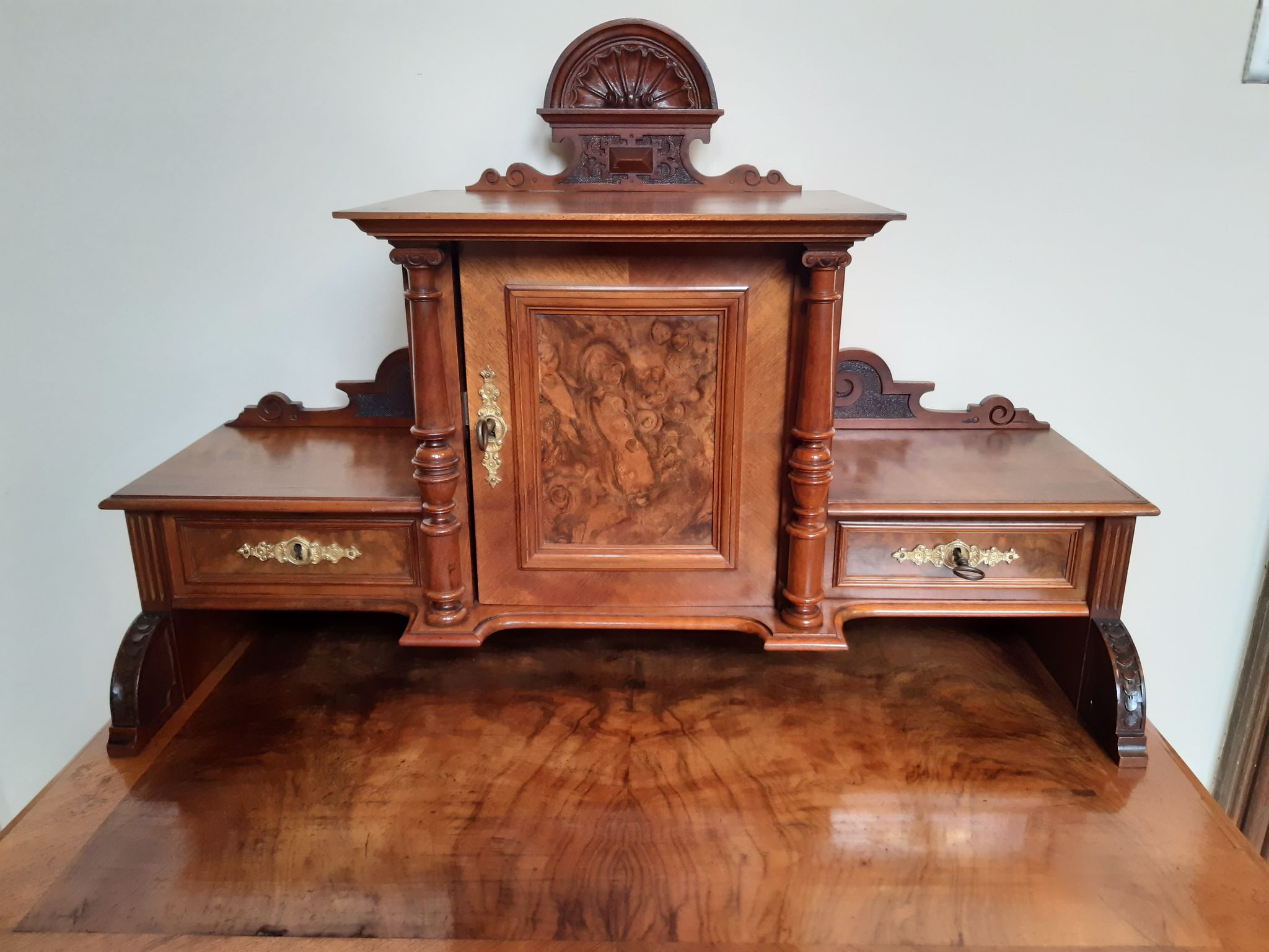 Old-standing desk in solid walnut and walnut veneer, period Alsace