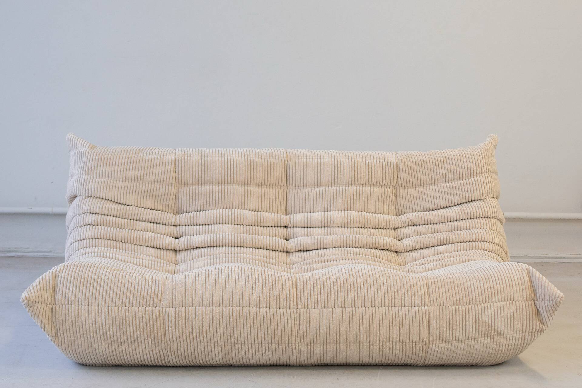 Ensemble de canapé 2 et 3 places et fauteuil d'angle en velours beige.