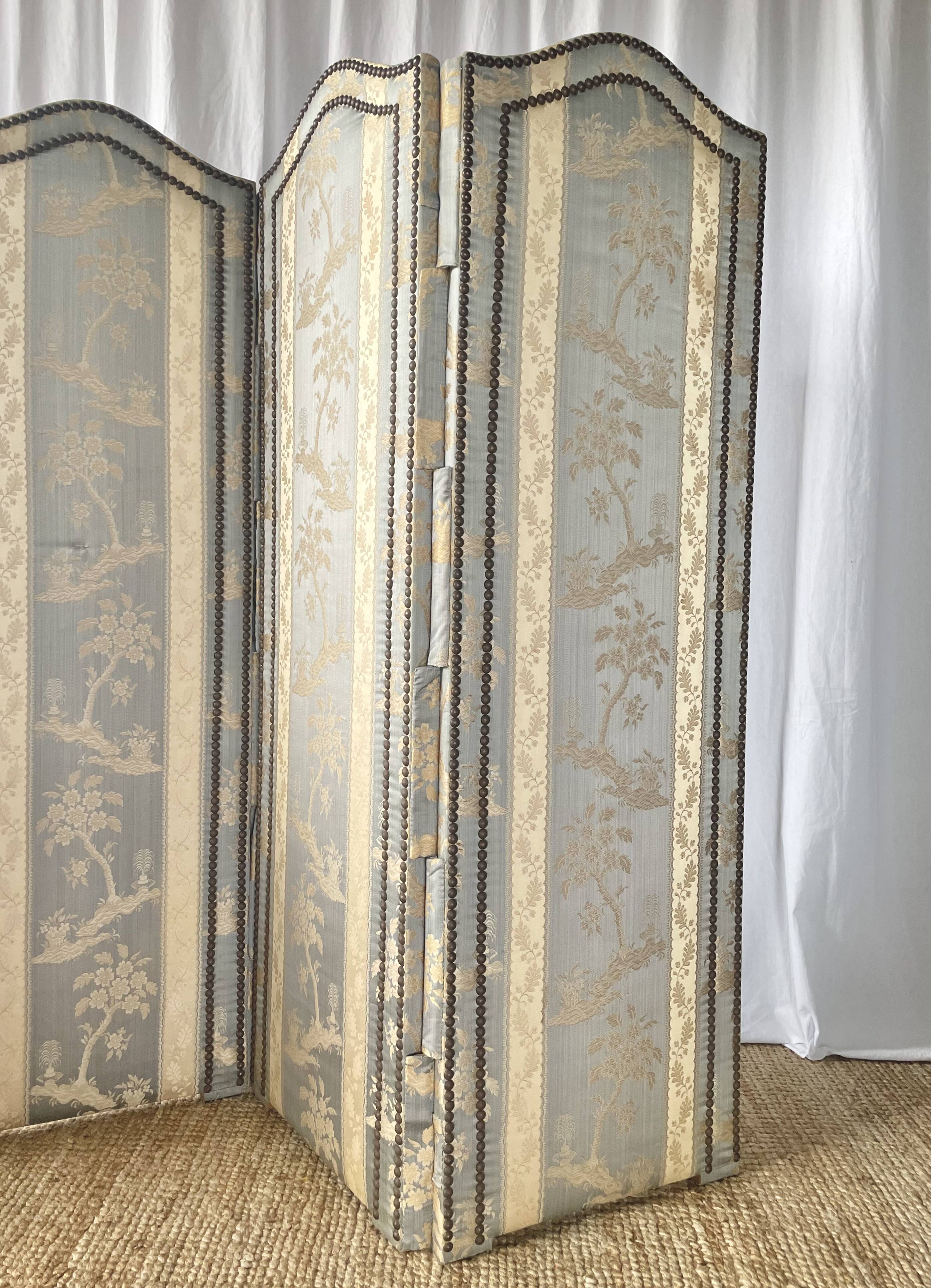 Antique Chinoiserie-style screen from the early 20th century in damask silk.