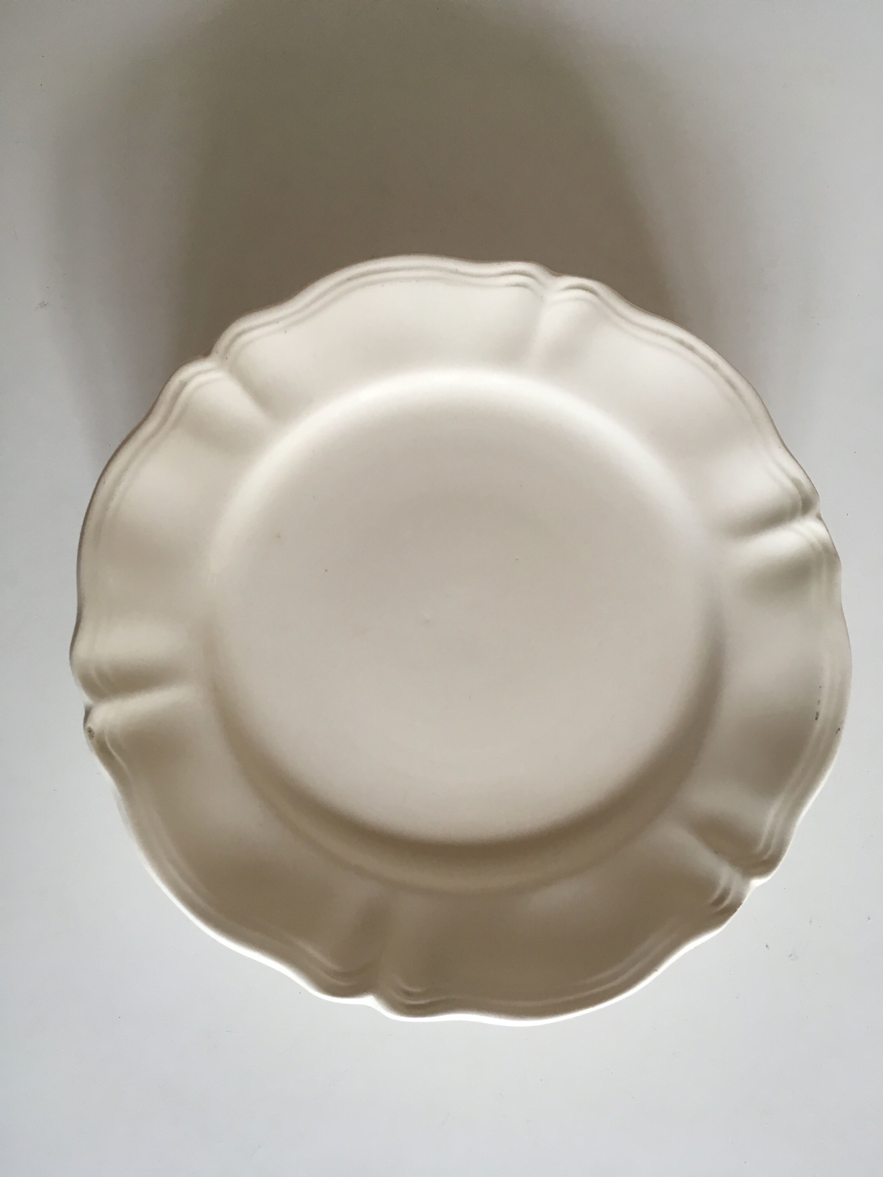 8 Sarreguemines ivory plates to gadroons 20cm