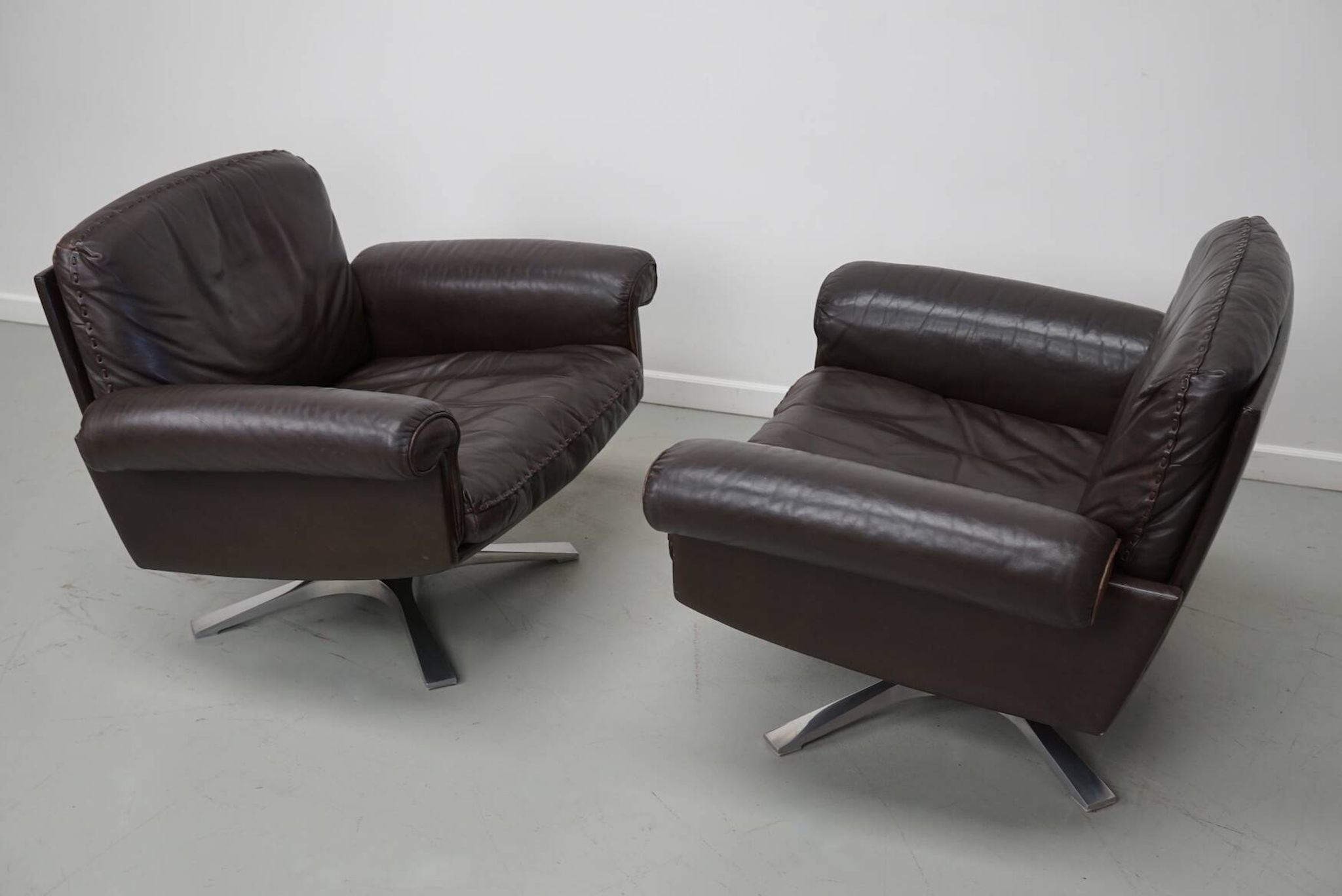 Pair of Vintage De Sede DS-31 Swivel Armchairs in Brown Leather