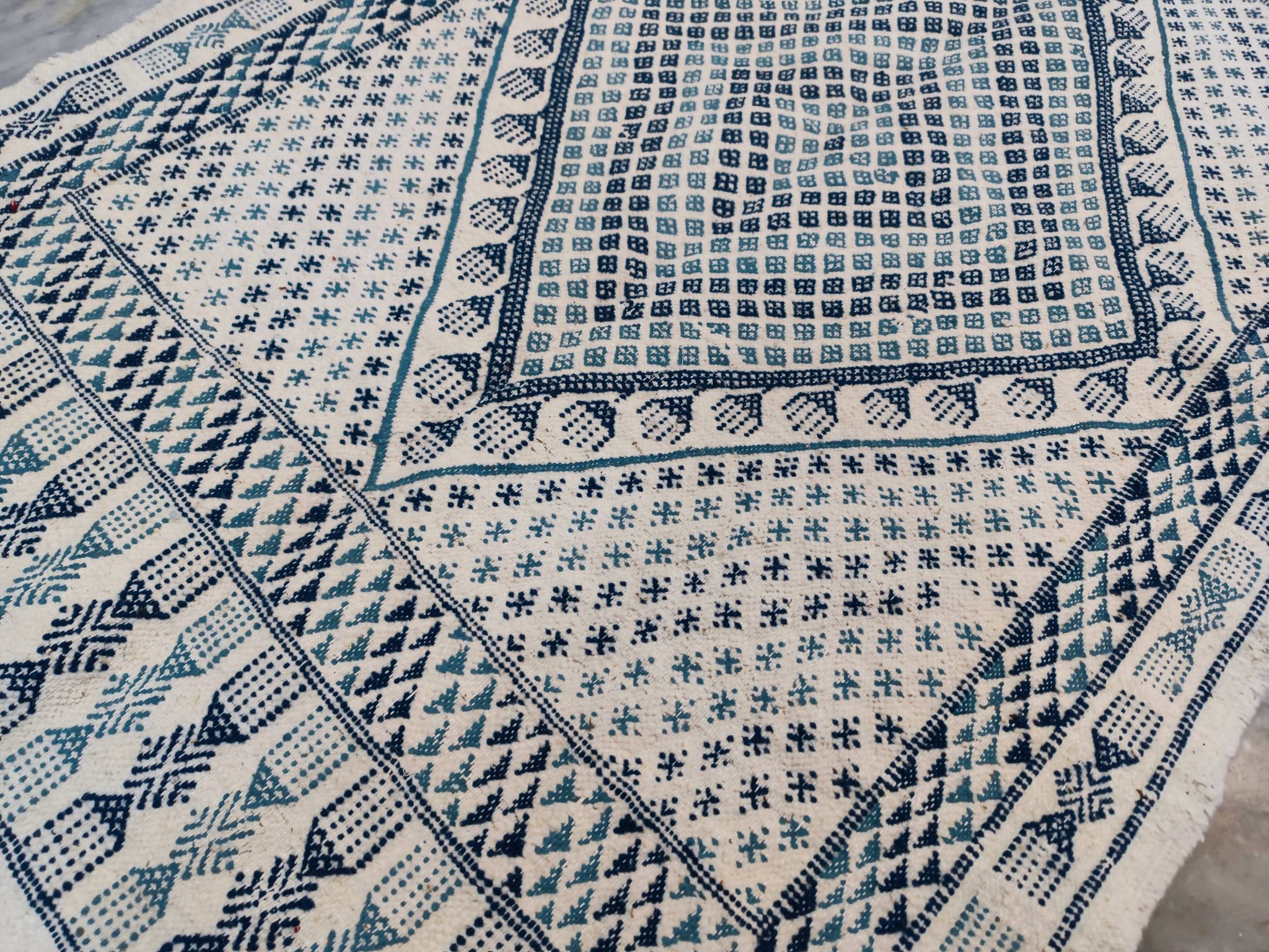 Tapis blanc et bleu tissé mains en laine naturelle
