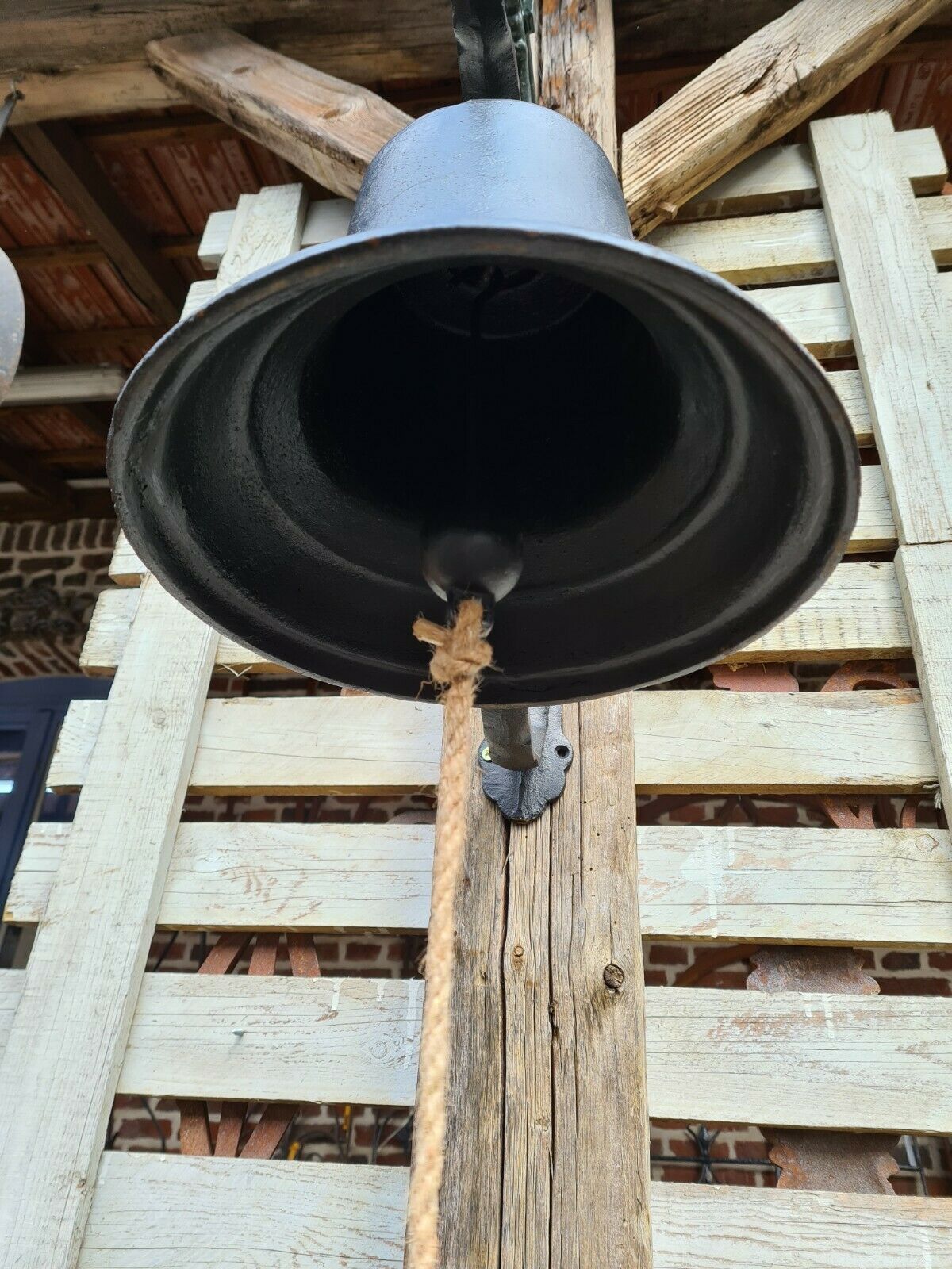 Cast-glass wall school bell