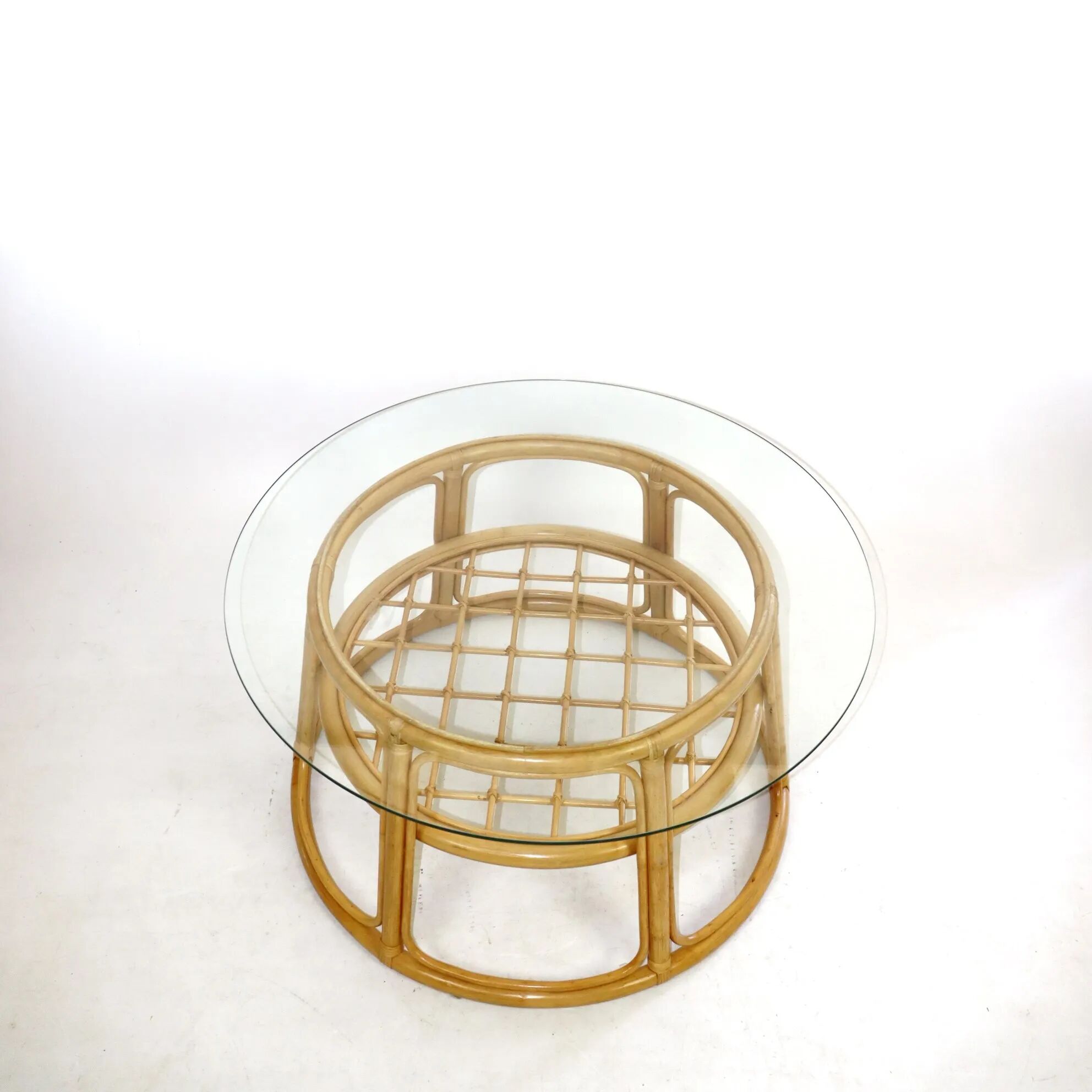 Table en osier et plateau en verre