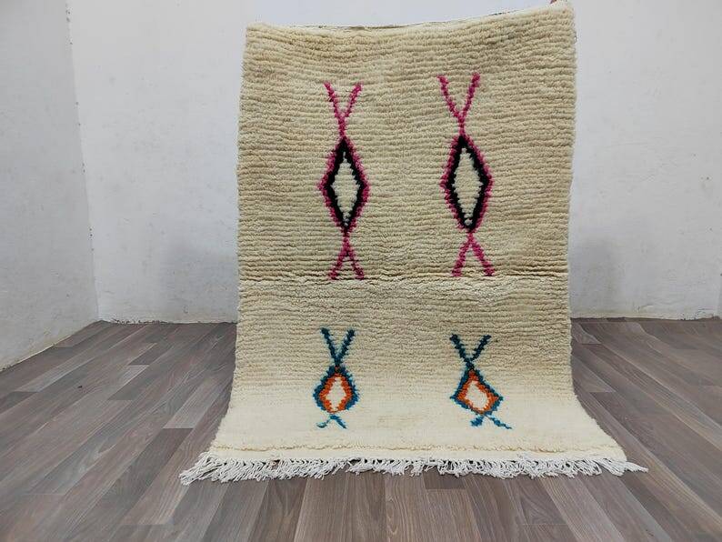 White Berber rug with decoration, 250cm x 150cm