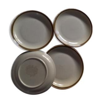 Suite de quatre assiettes plates en grès