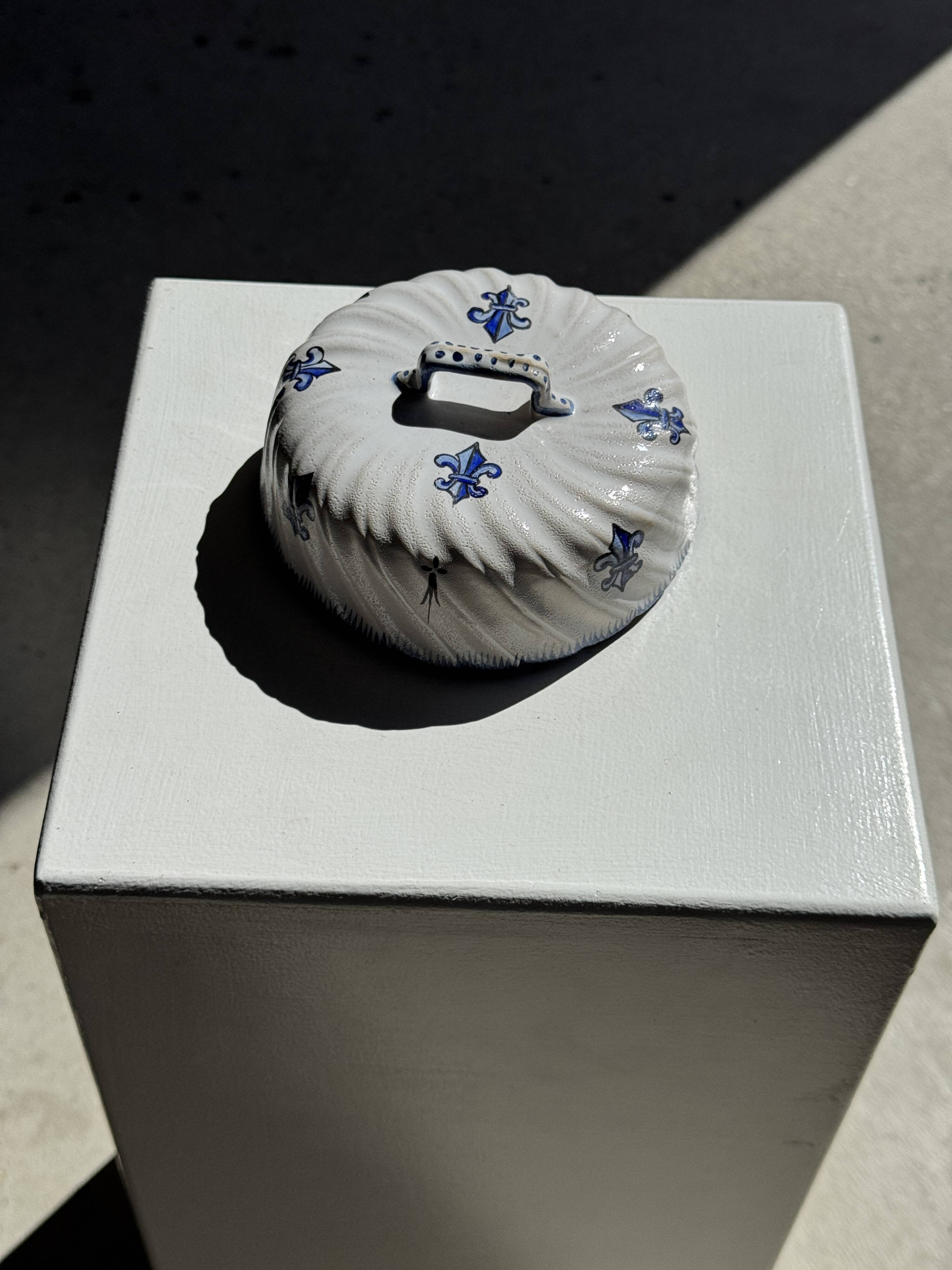 Ceramic cheese dome with lily flower decoration H7 D19