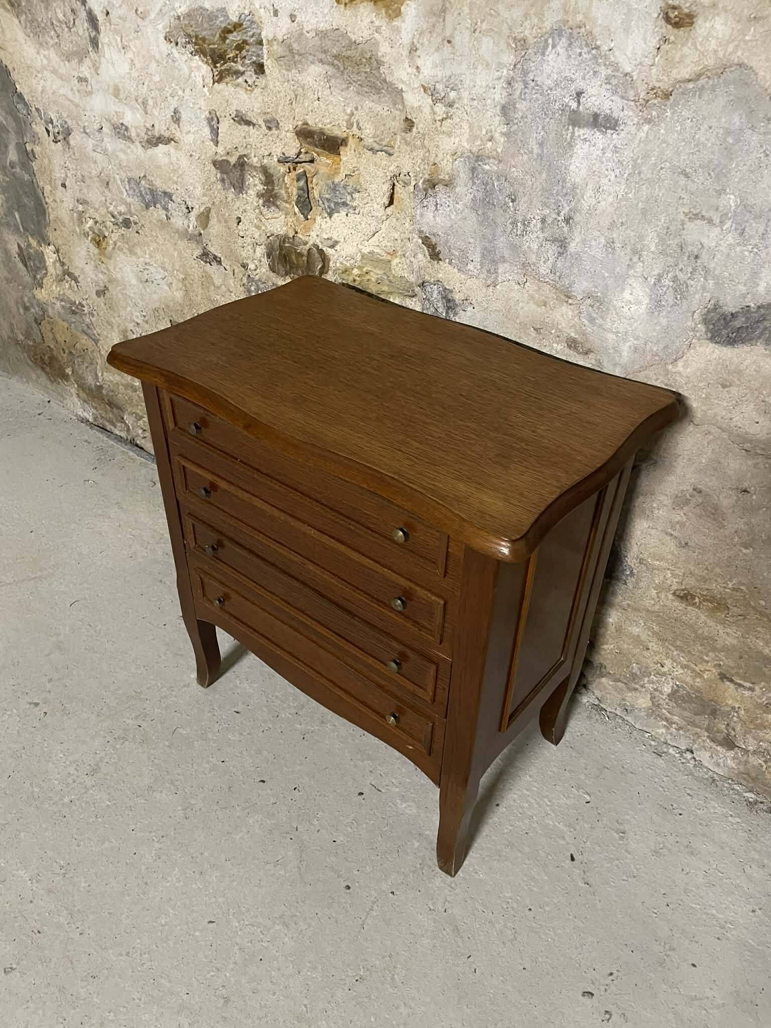 Small vintage sewing chest in oak veneer.