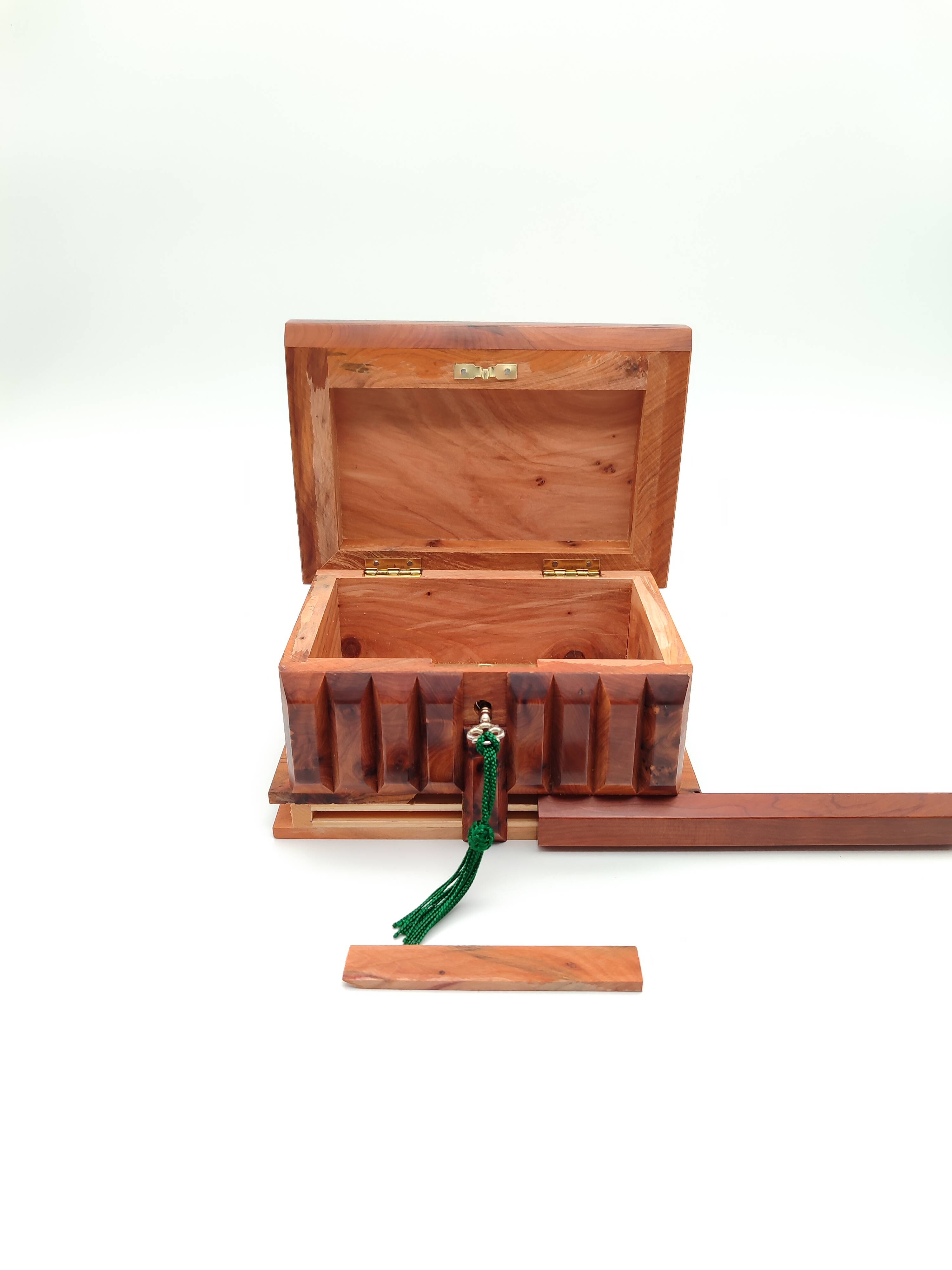 Thuya wood secret box