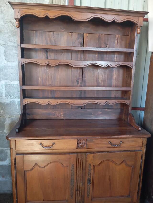 Vaisselier "deux-corps" de style régional – charme authentique et élégance rustique
