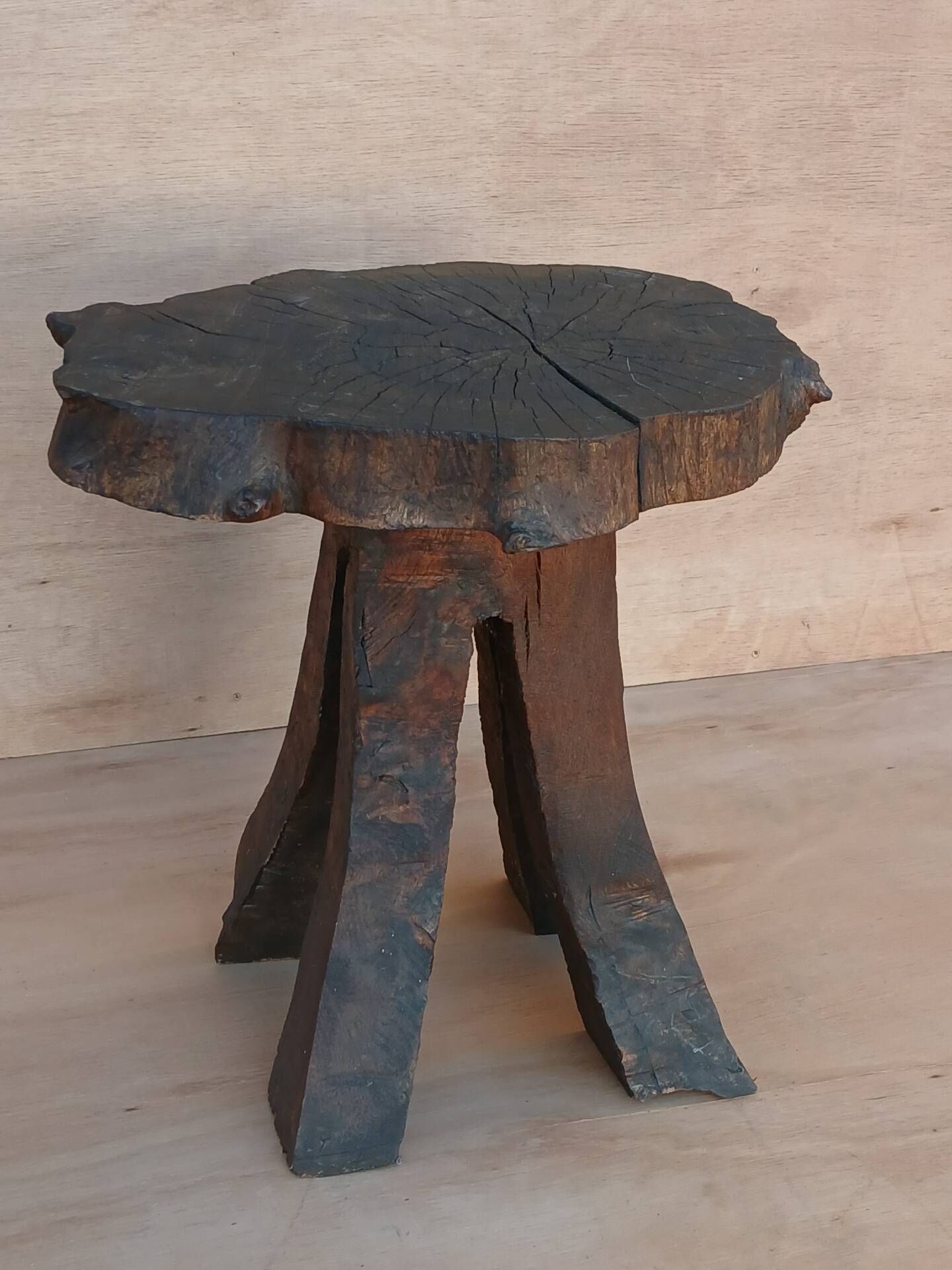 Tabouret brutaliste en chêne