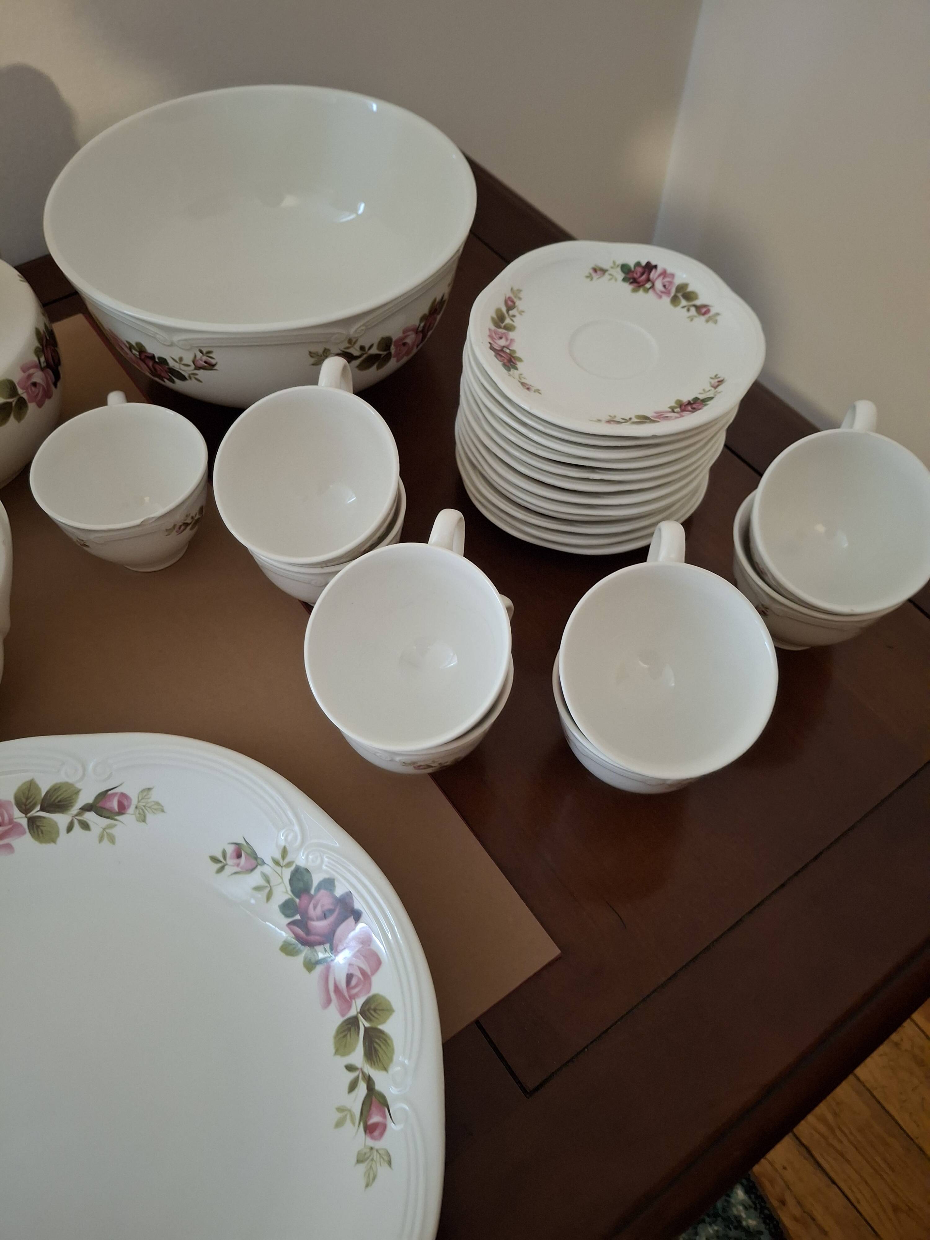 Vintage tableware service in Gien earthenware, "Champs" model with roses – An