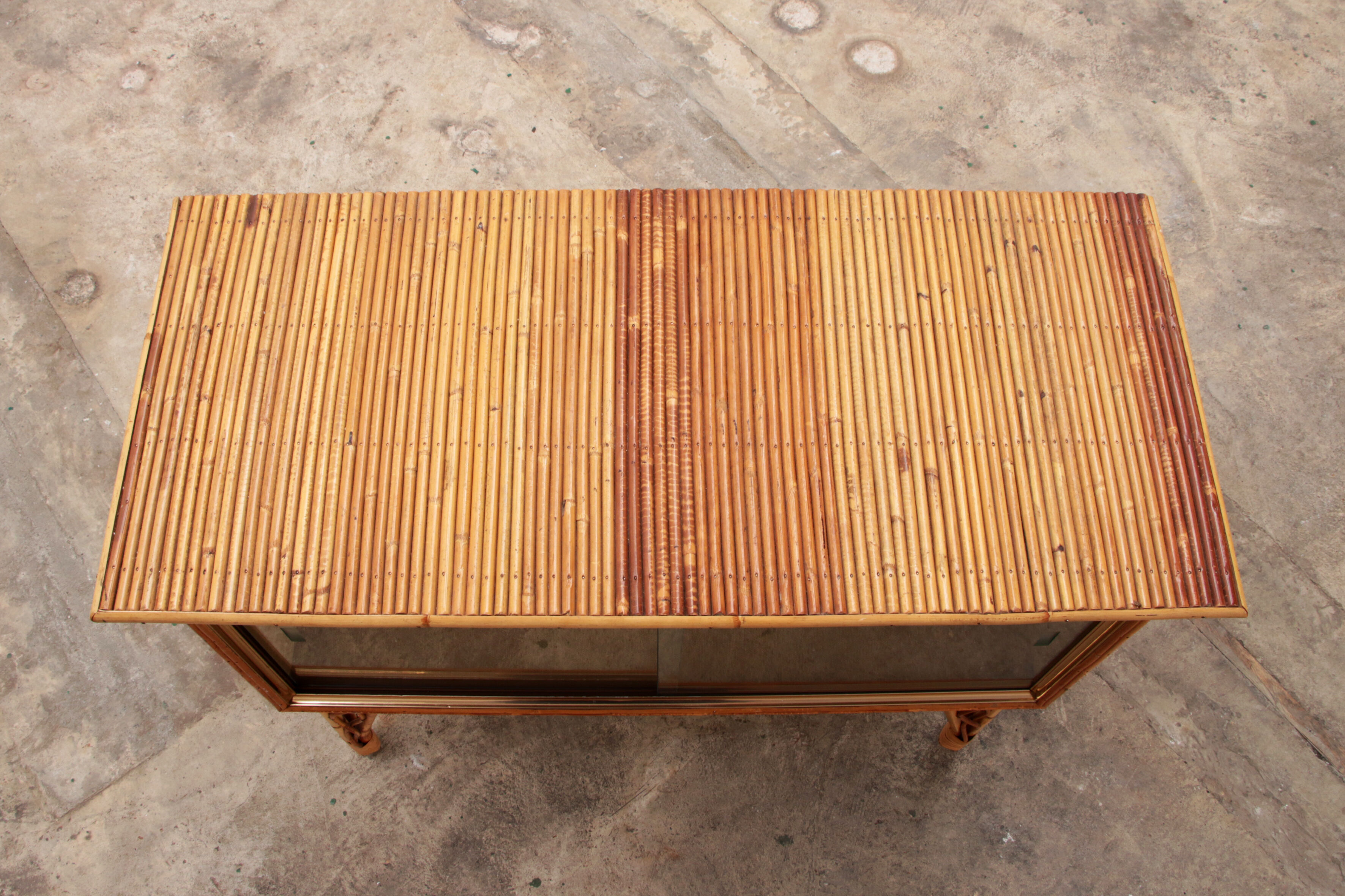 Bar ou vitrine vintage en bambou français des années 1960.