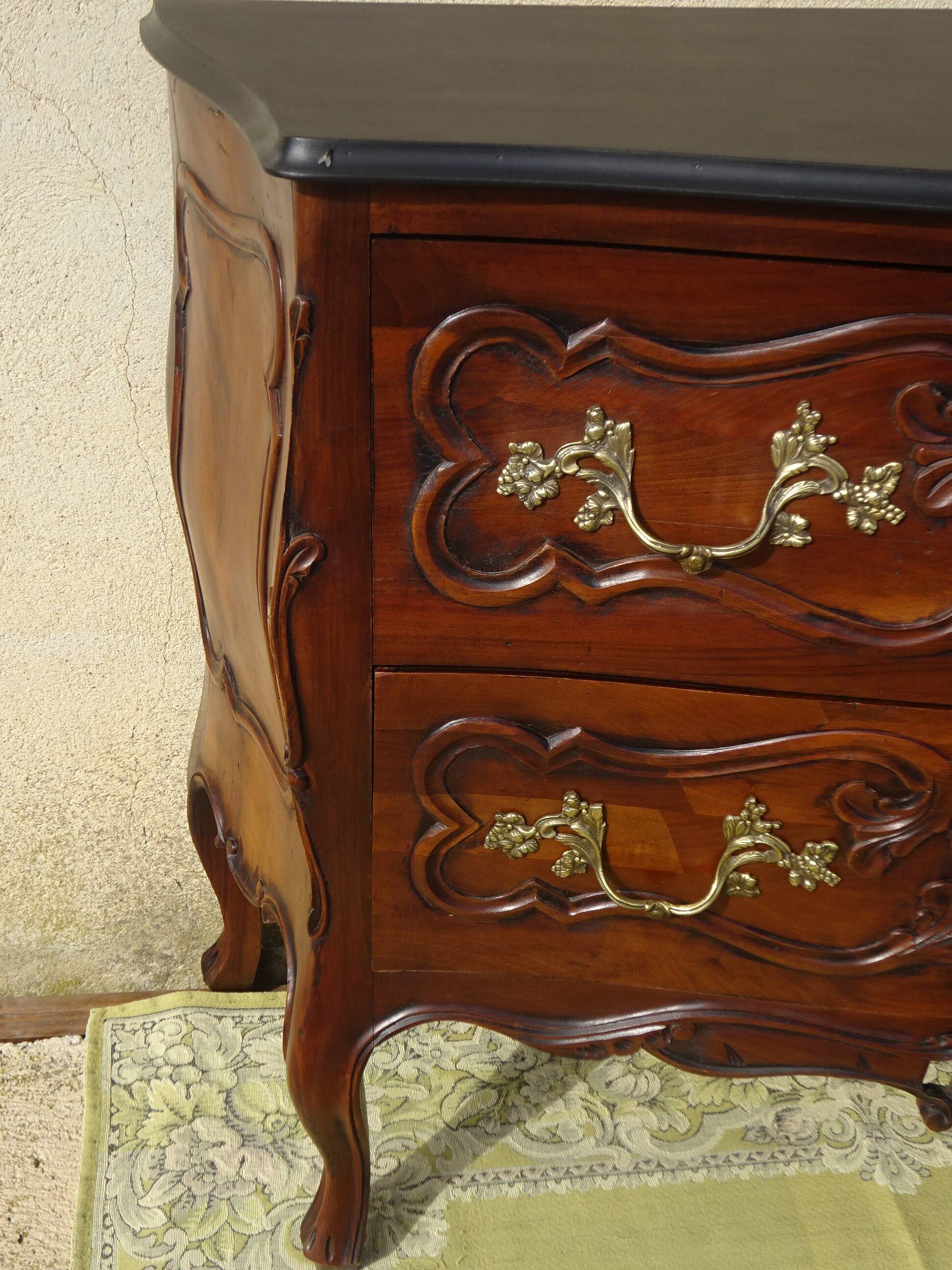 Commode galbée sur 3 faces, 1950s