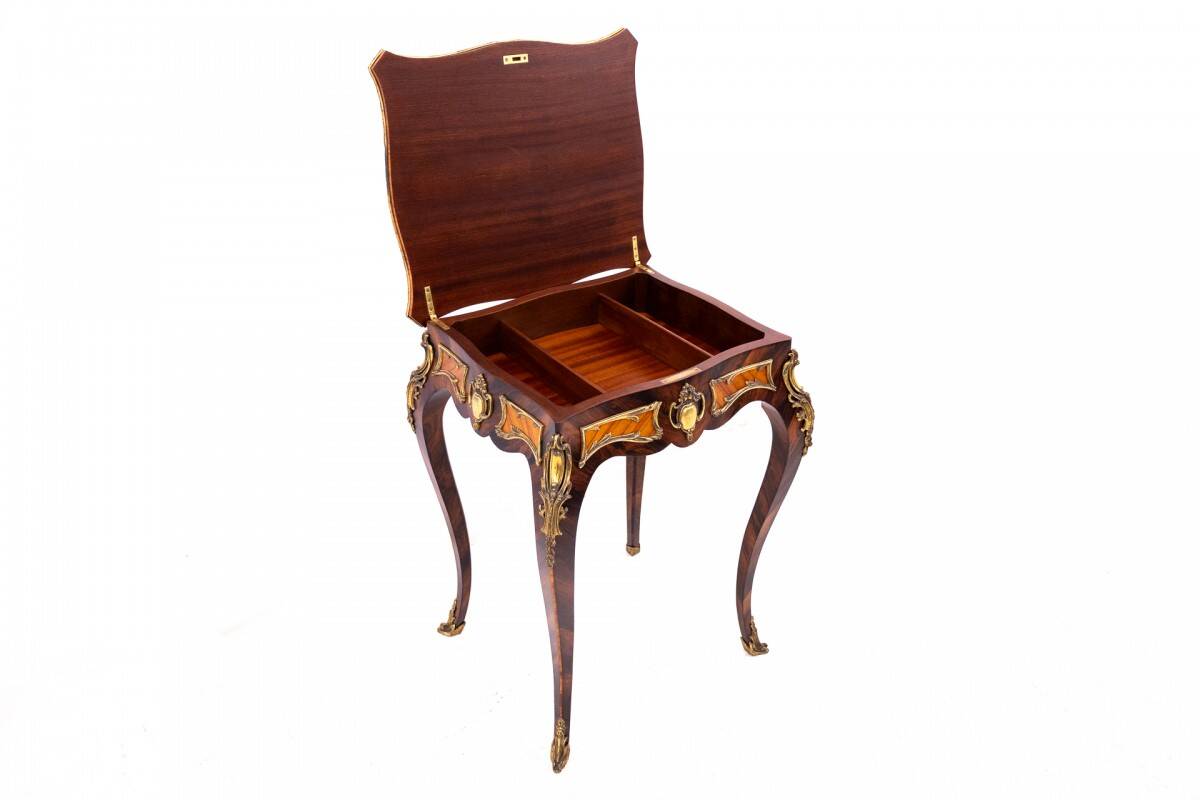 Table basse unique, France, vers 1880.
