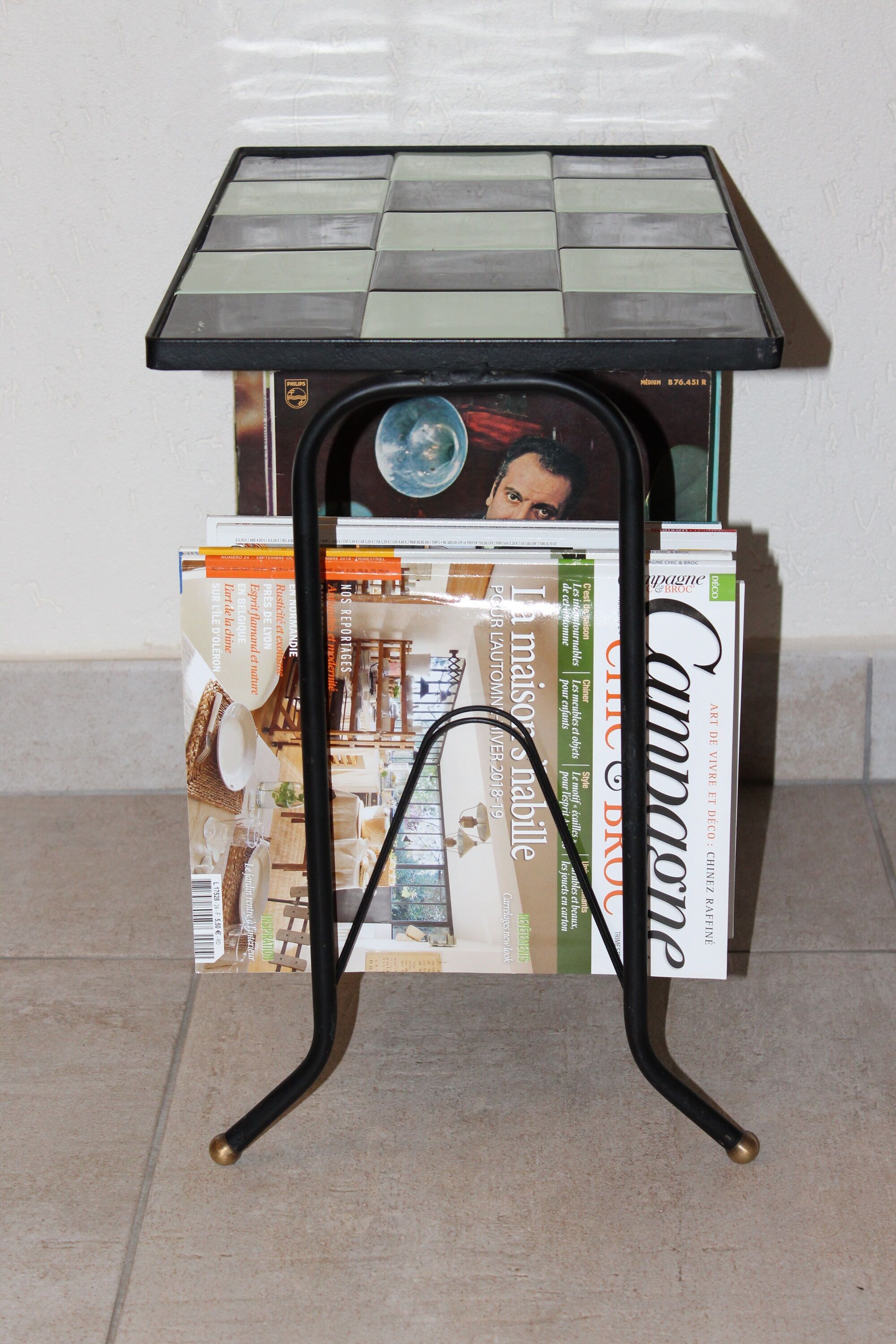 Vinyl holders and vintage magazines
