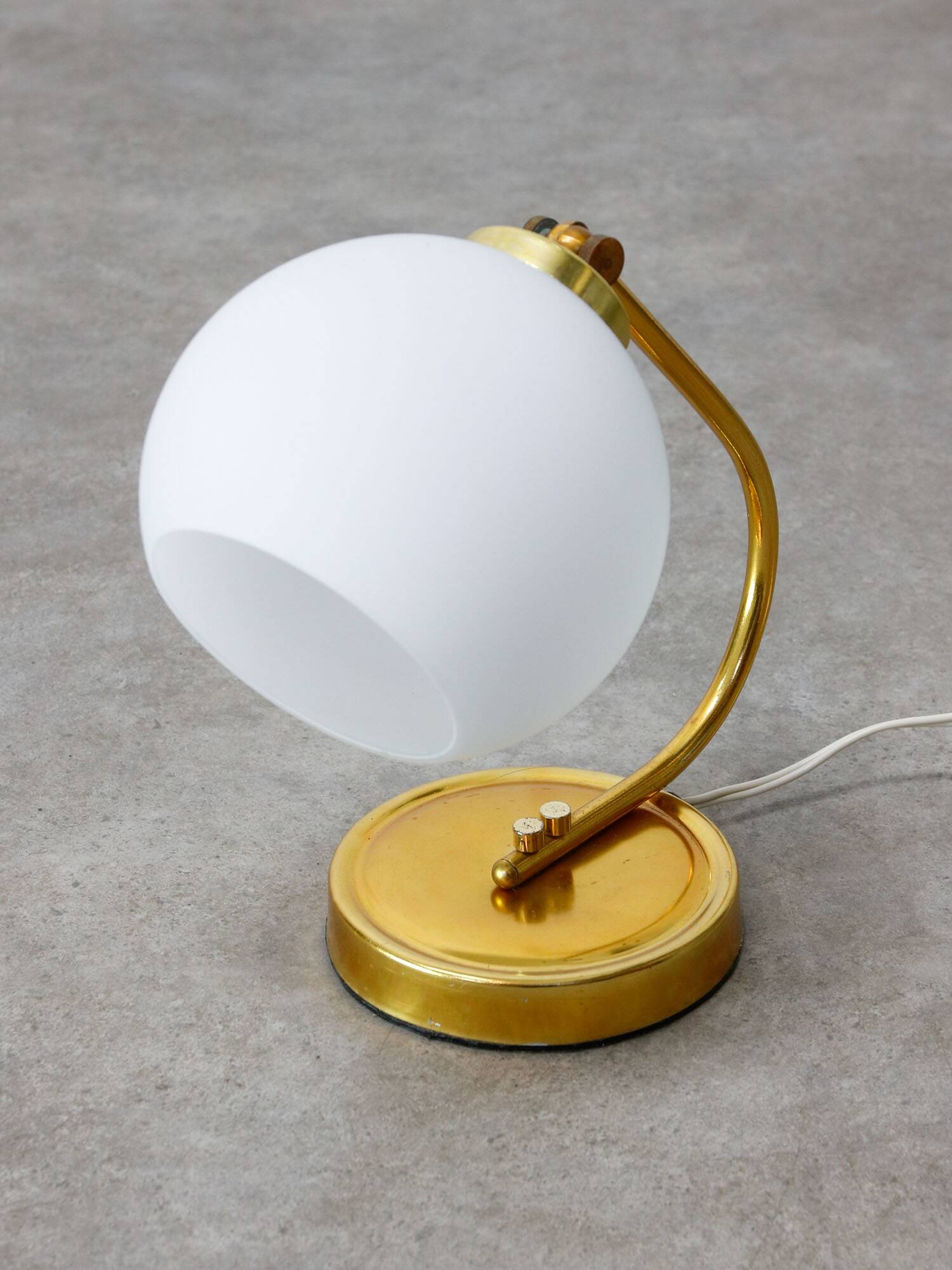 Lampe de table italienne vintage de couleur dorée