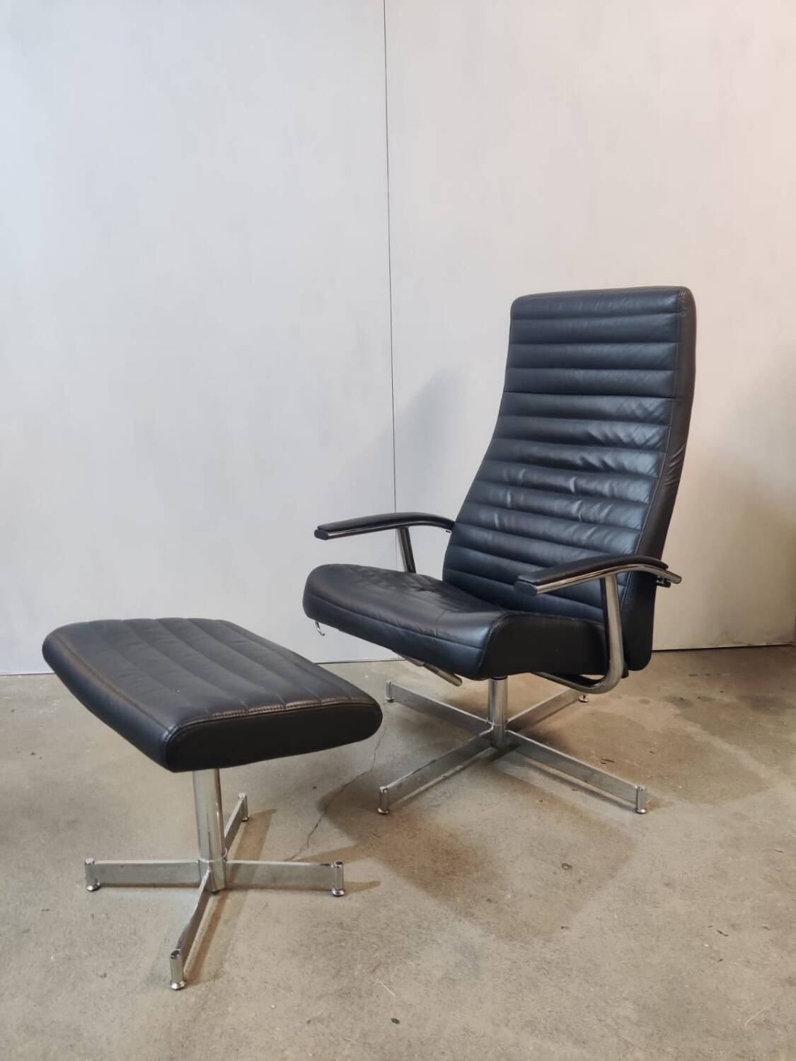 Fauteuil lounge et ottoman vintage