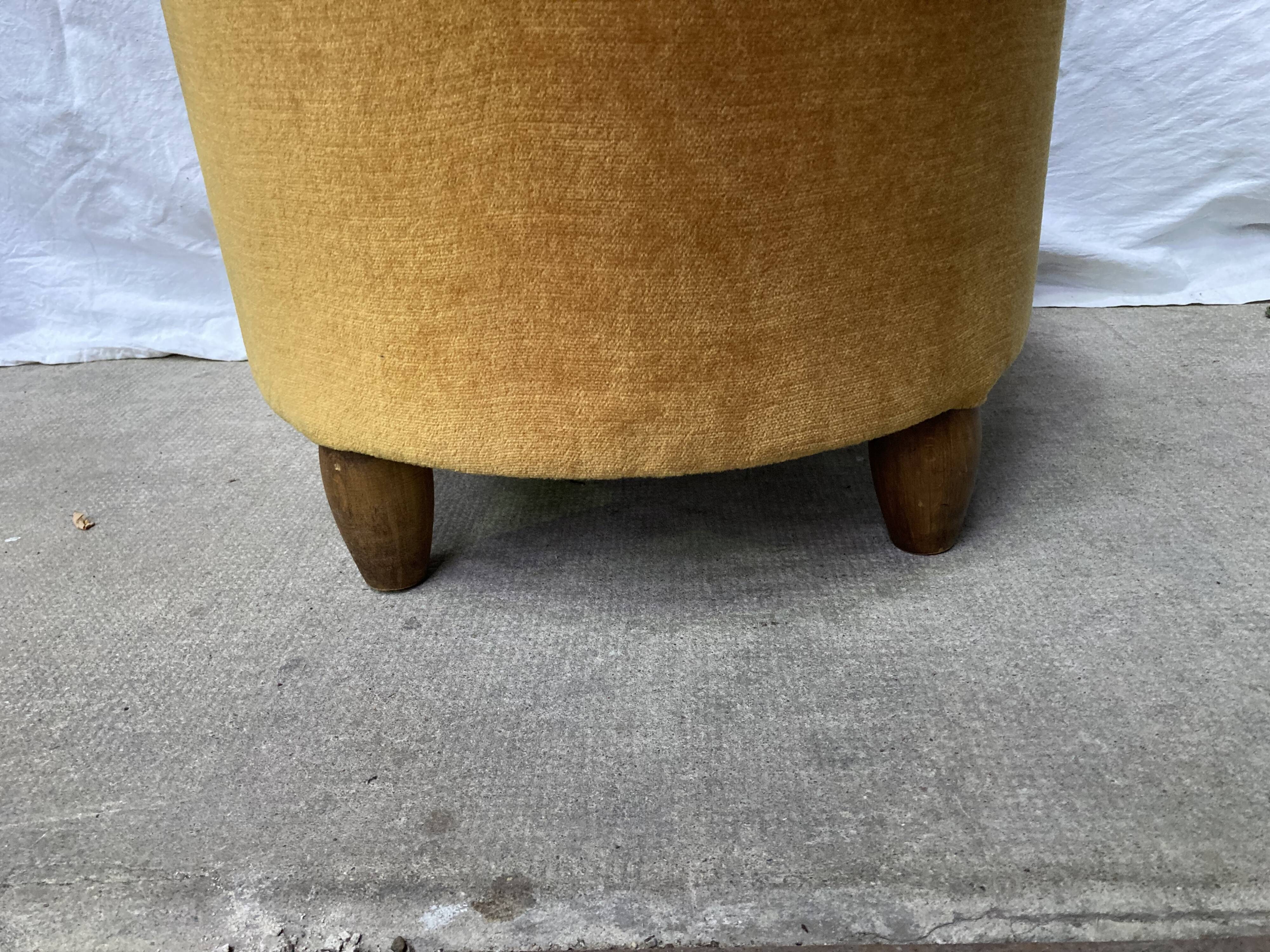 Ochre velvet pouf